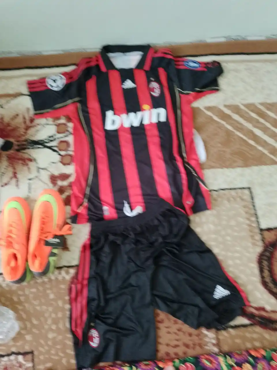 Milan, "Real Madrid", "Barselona", "Arsenal", "Angliya" retro futbol formalari