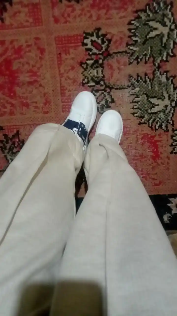 Valentino Garavani Valentino ayollar krossovkasi, kuz va qish uchun soch turmagi bilan.  36-41.