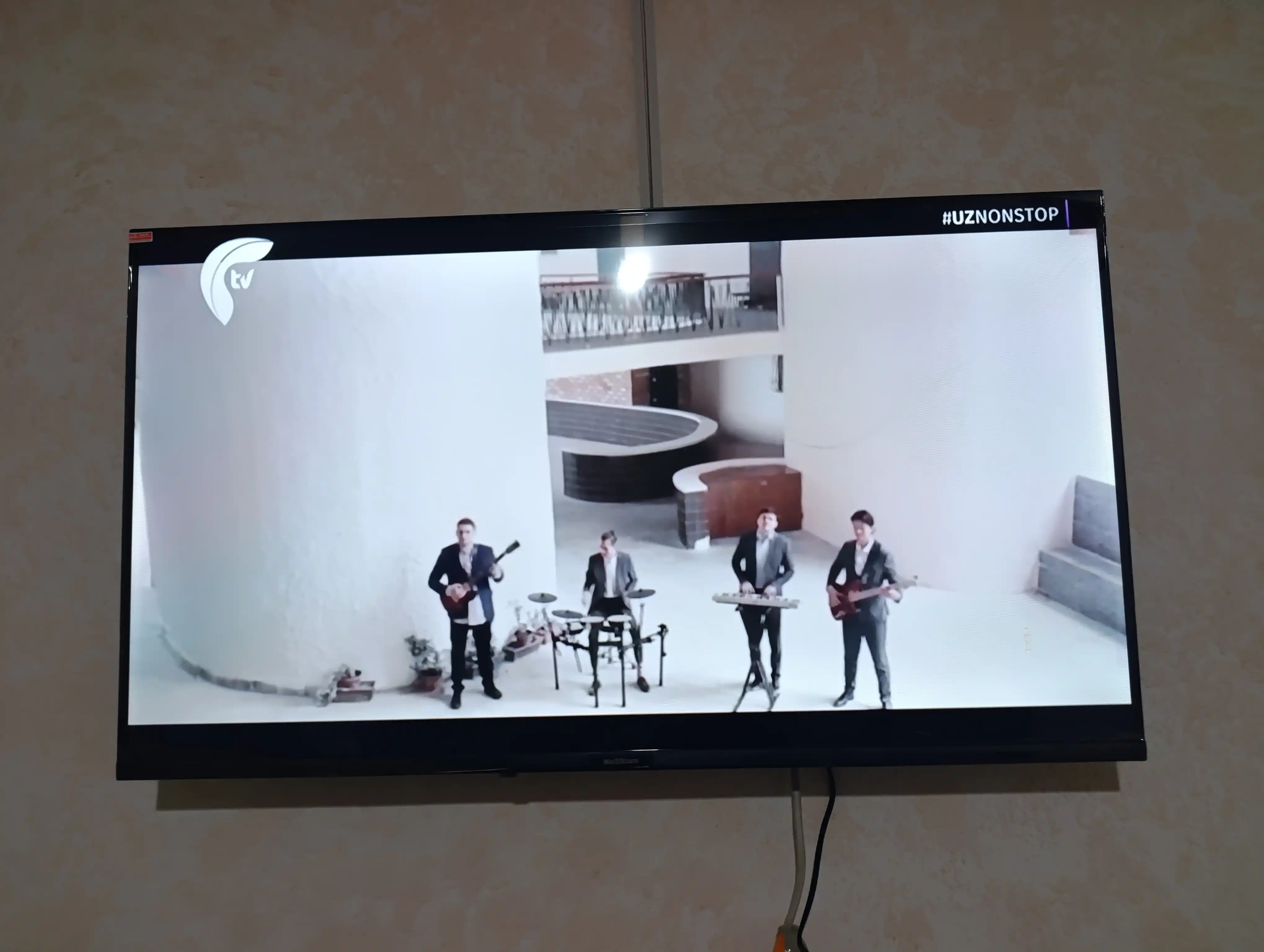 Смарт телевизор WellStars 32" / 43", Android, Wi-Fi, Full HD, LED TV, голосовой поиск
