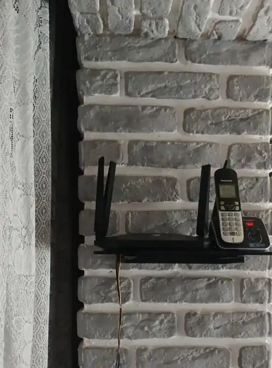 Shisha devor tokchasi, televizor va router uchun taglik