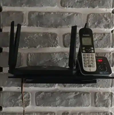 Shisha devor tokchasi, televizor va router uchun taglik
