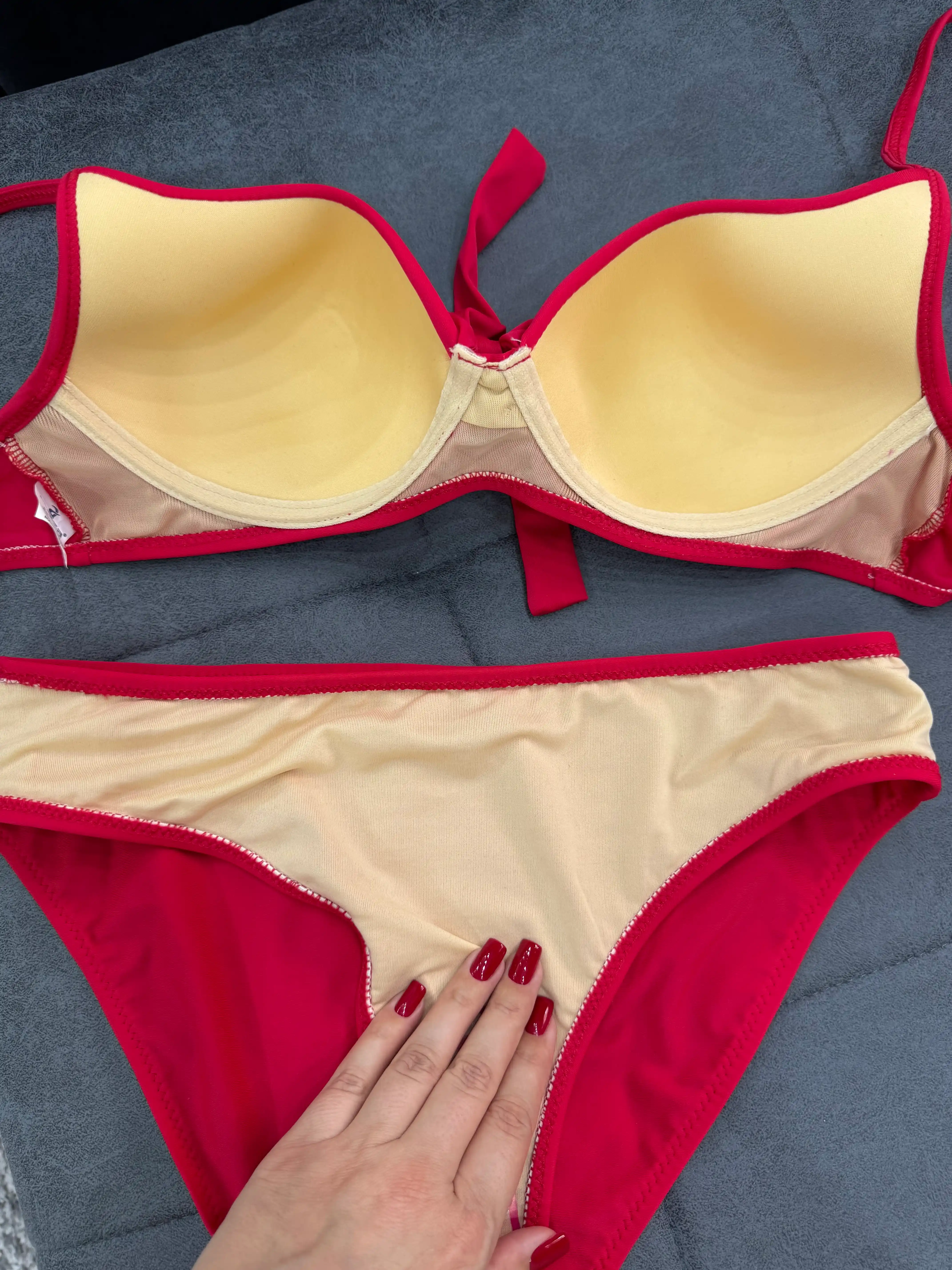 Ayollar suzish kiyimi, bantikli ingichka tasmali bikini