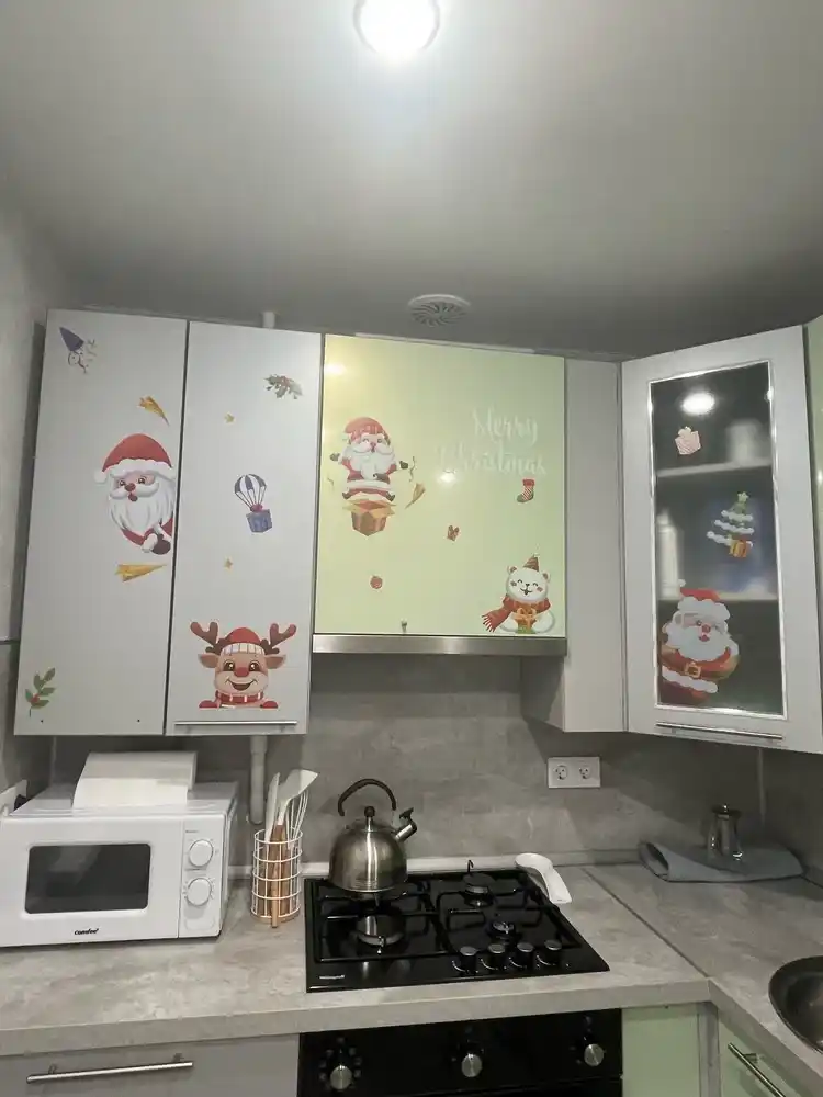 Yangi yil uchun derazaga statik ikki tomonlama nakleykalar to‘plami Ded Moroz, qor parcha