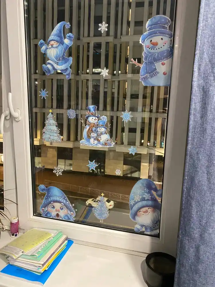 Yangi yil uchun derazaga statik ikki tomonlama nakleykalar to‘plami Ded Moroz, qor parcha