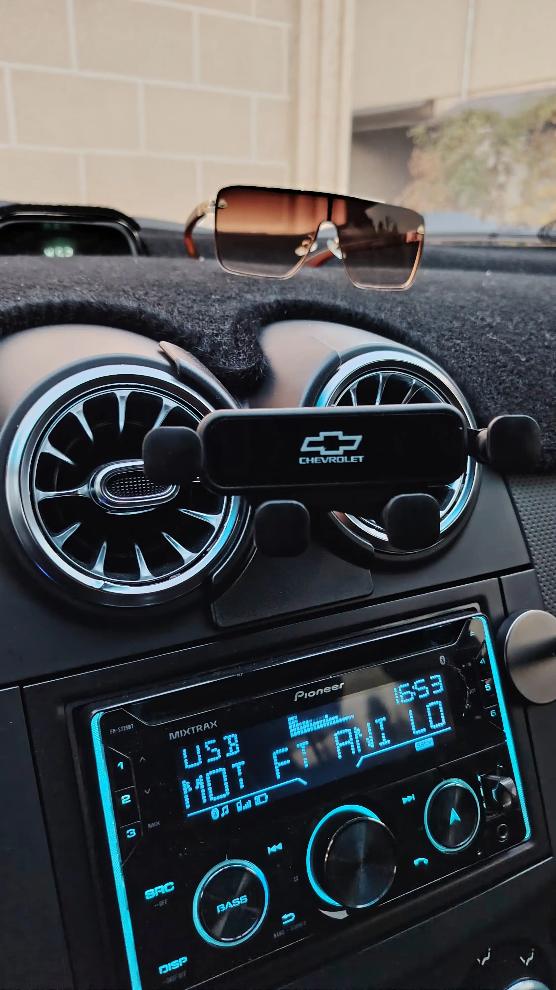 Chevrolet Nexia 3 uchun avtomobil telefon ushlagichi — gravitatsion kronshtyen