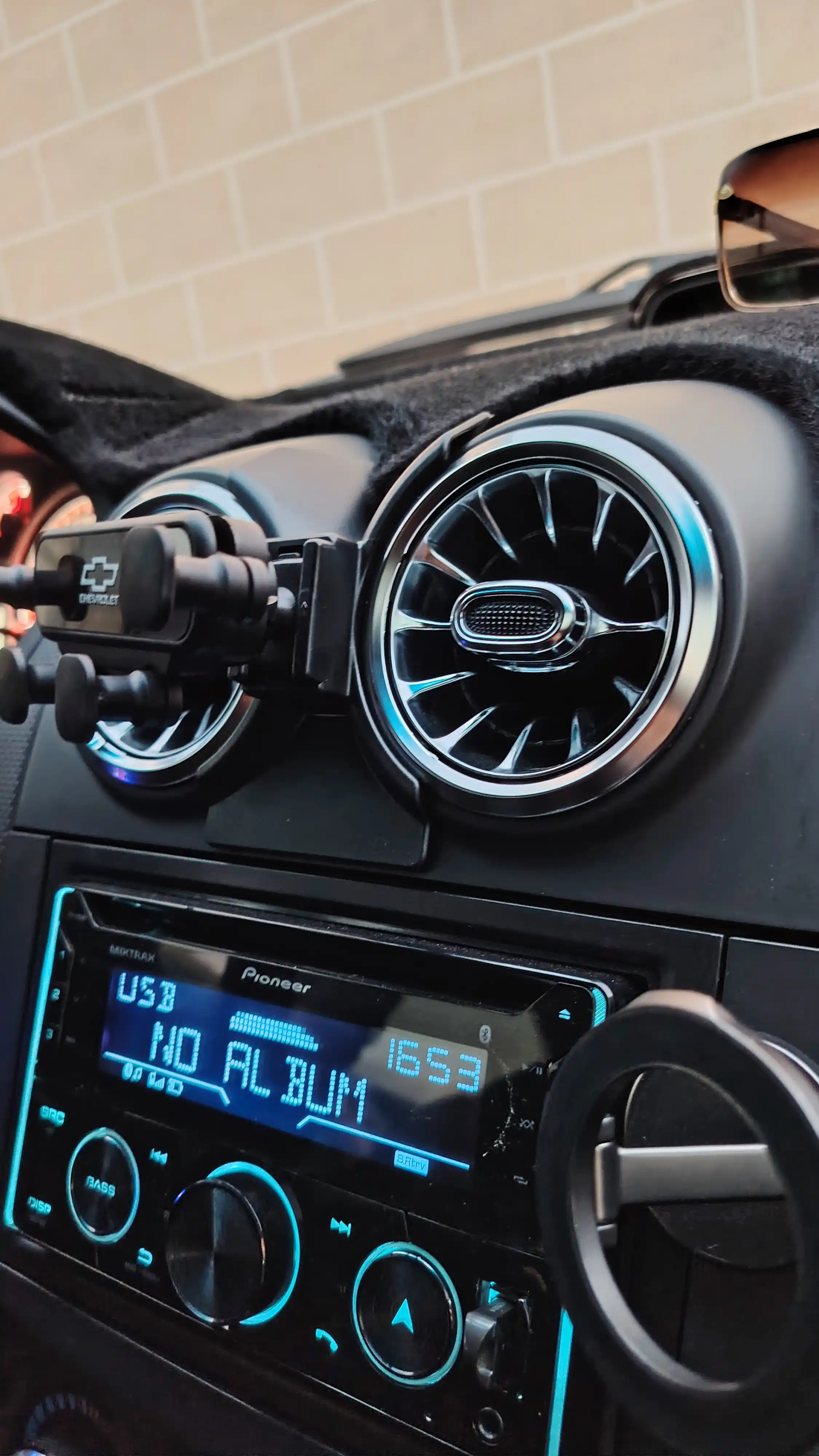 Chevrolet Nexia 3 uchun avtomobil telefon ushlagichi — gravitatsion kronshtyen