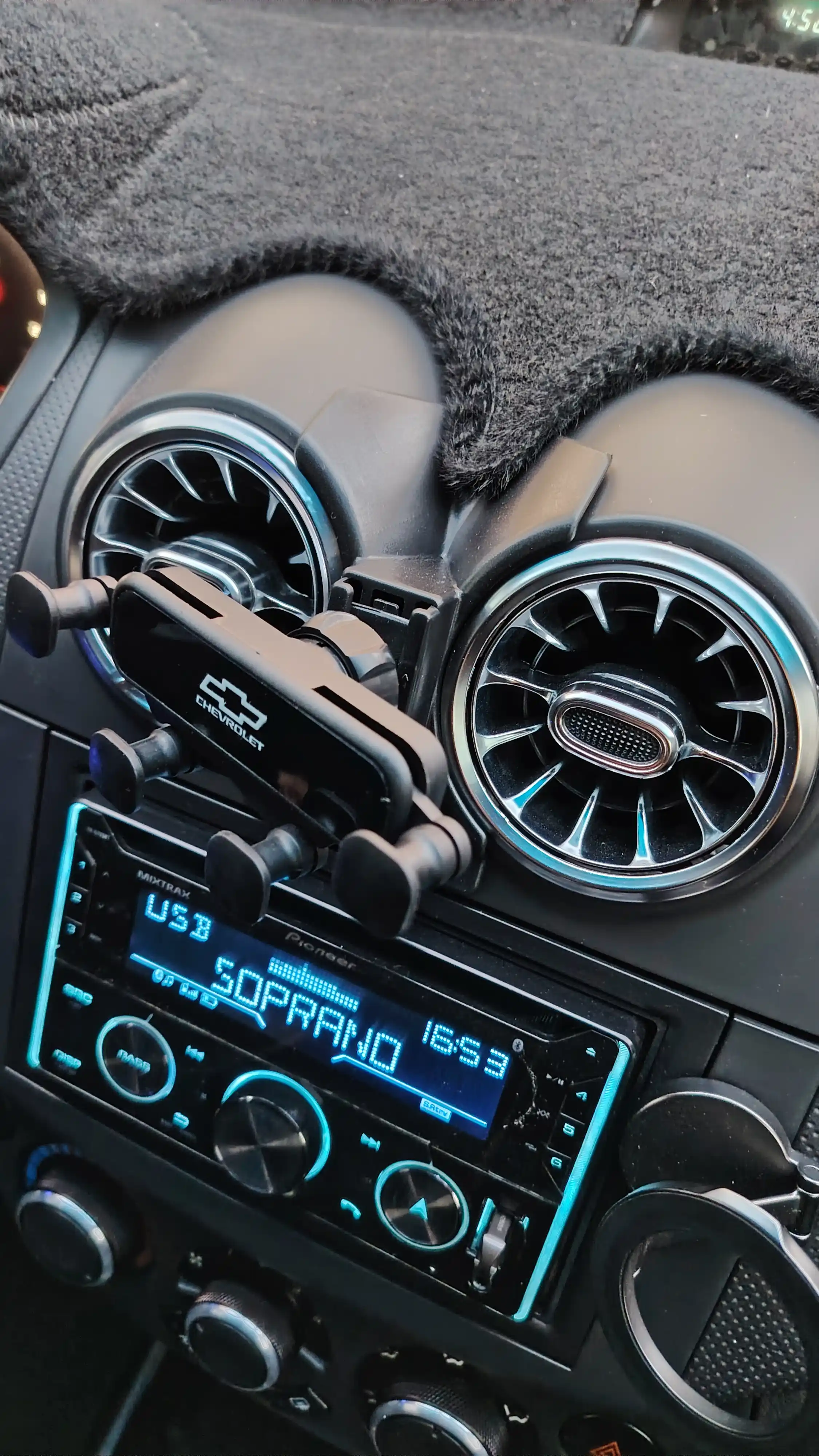 Chevrolet Nexia 3 uchun avtomobil telefon ushlagichi — gravitatsion kronshtyen