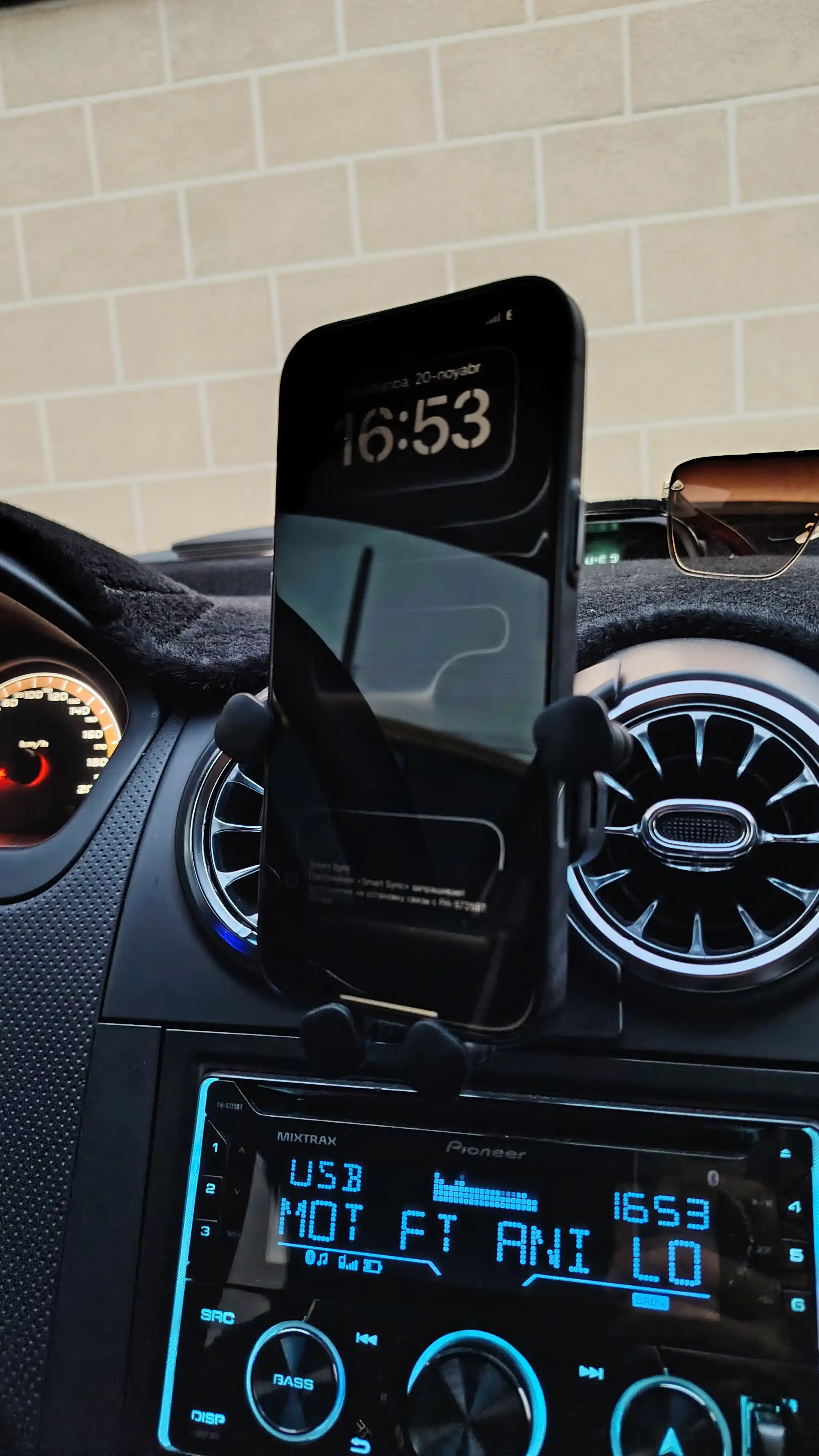Chevrolet Nexia 3 uchun avtomobil telefon ushlagichi — gravitatsion kronshtyen