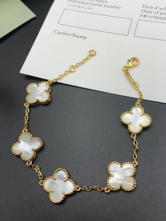 Ayollar va qizlar uchun bilaguzuklar Van Cleef, rangini o'zgartirmaydi va qoraymaydi - 