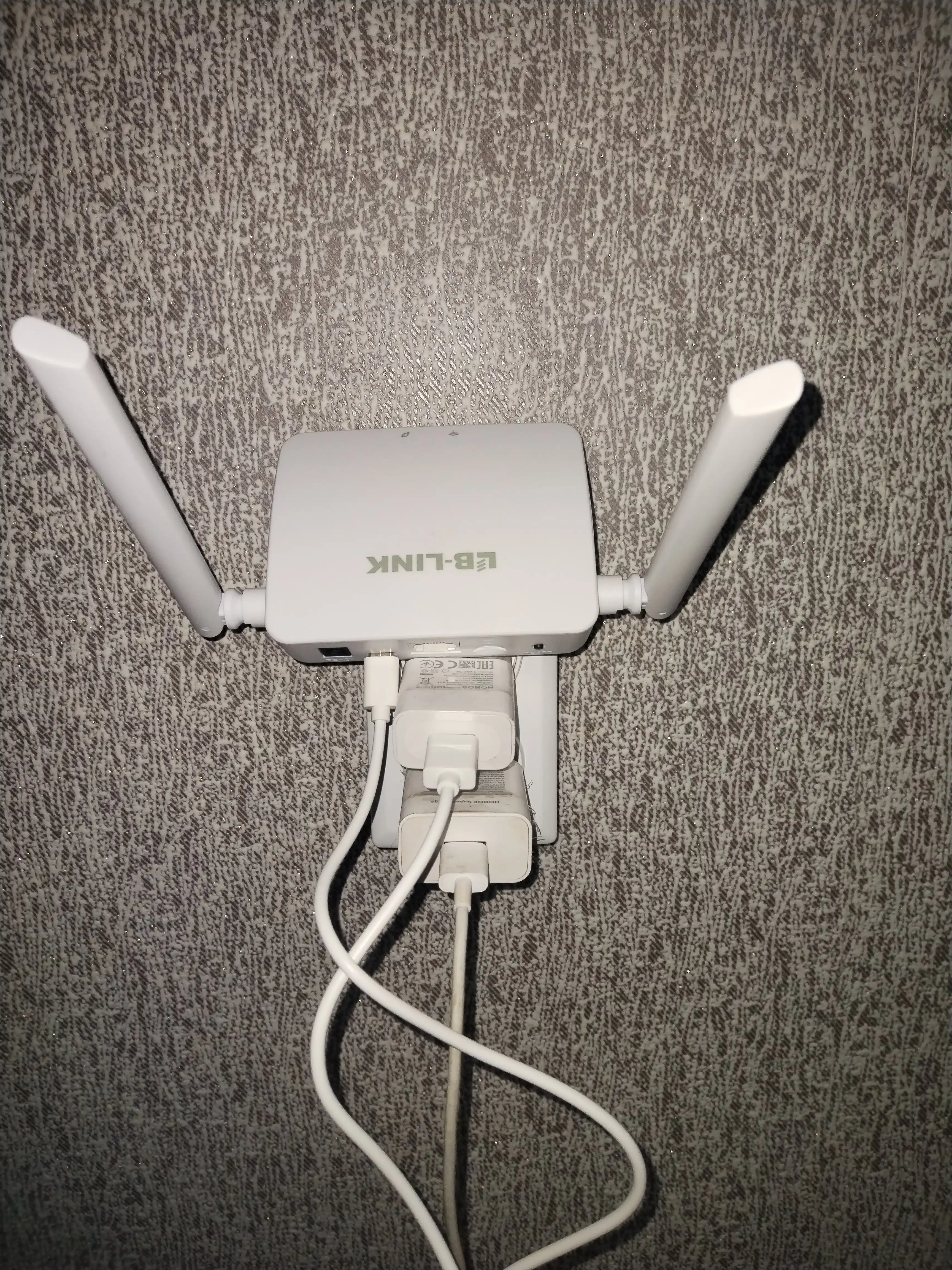 Wi-Fi роутер, модем 4G CPE-903B со слотом для SIM-карты, 4-х антенный с аккумулятором