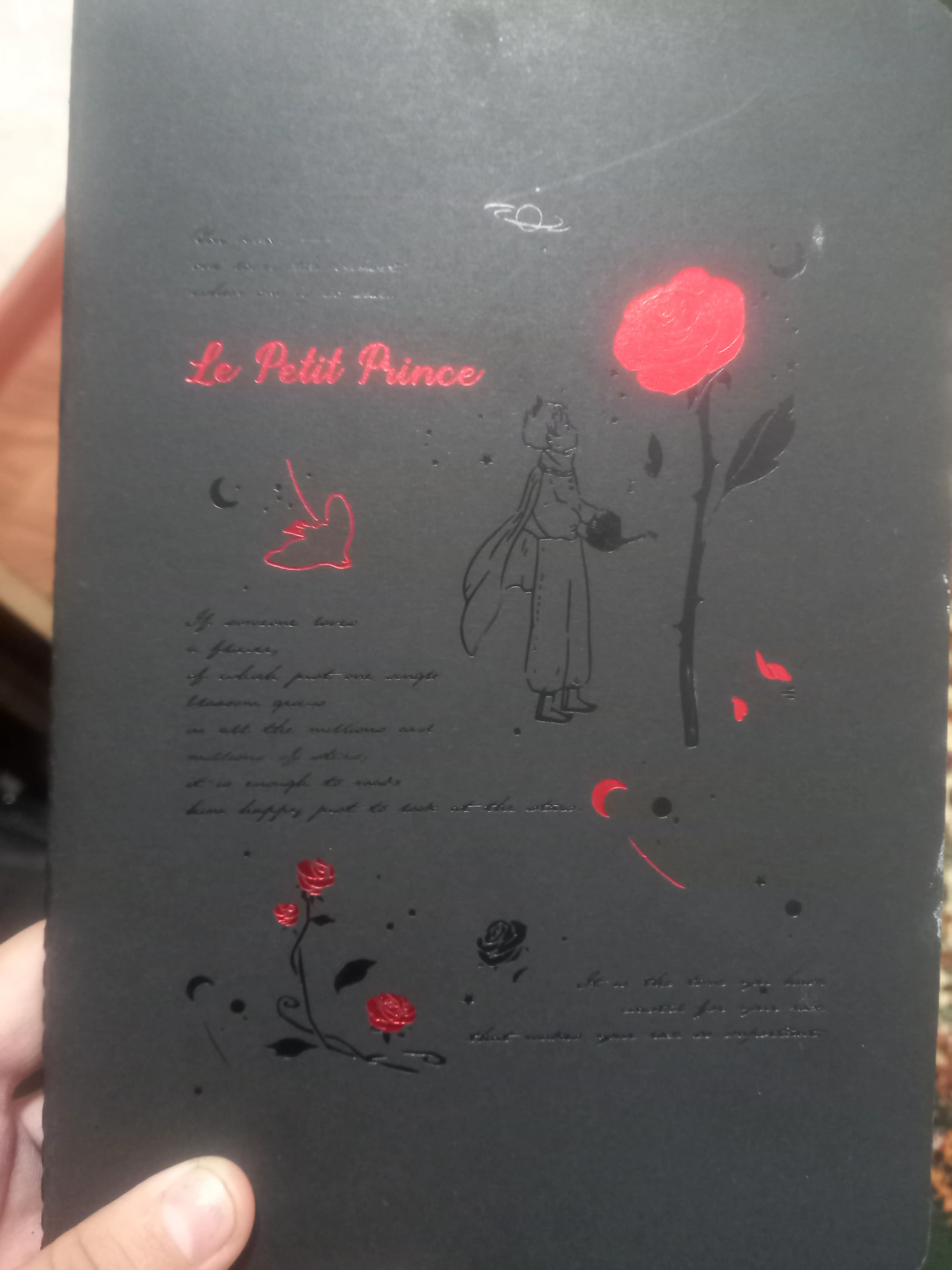 Qora sketchbuk, oq va tilla ruchkasi bilan birga, sketchbuk