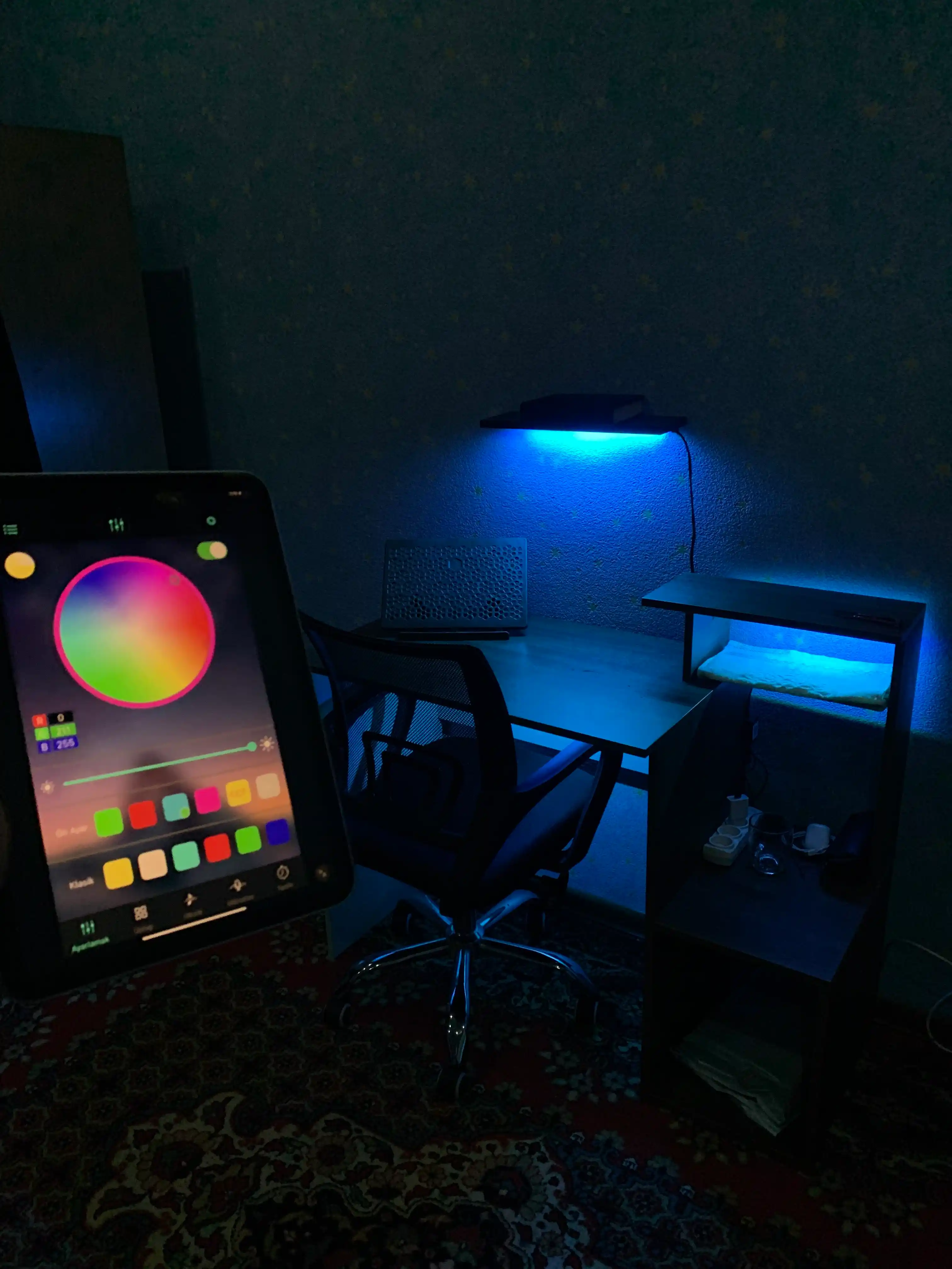 Masofaviy boshqaruv pulti yoki RGB ilovasi bilan salonga 16 m rangli LED yoritgich, oyoqlarga ham yoritgich