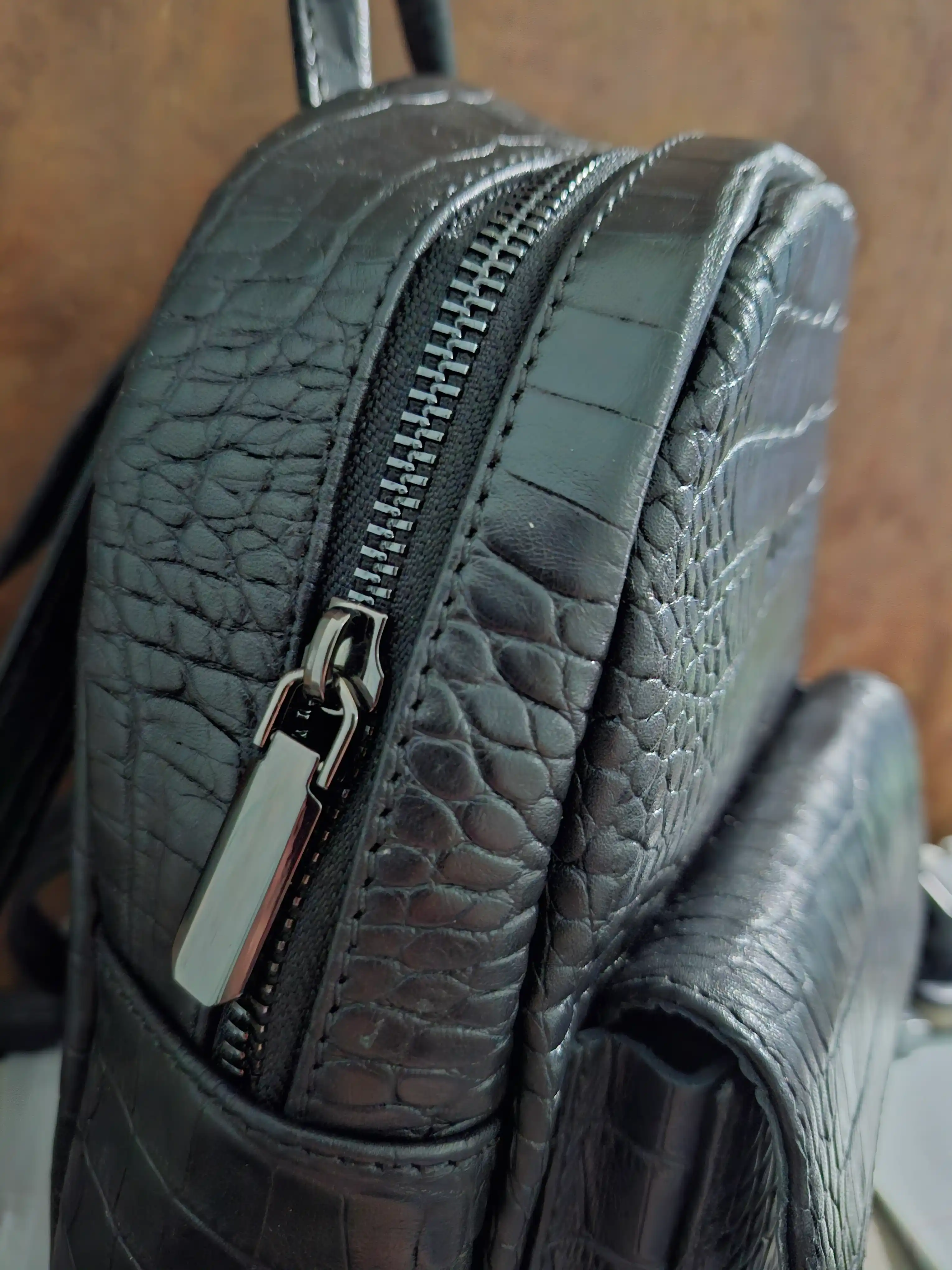 Ryukzak ayollar uchun tabiiy charmdan Black Gator