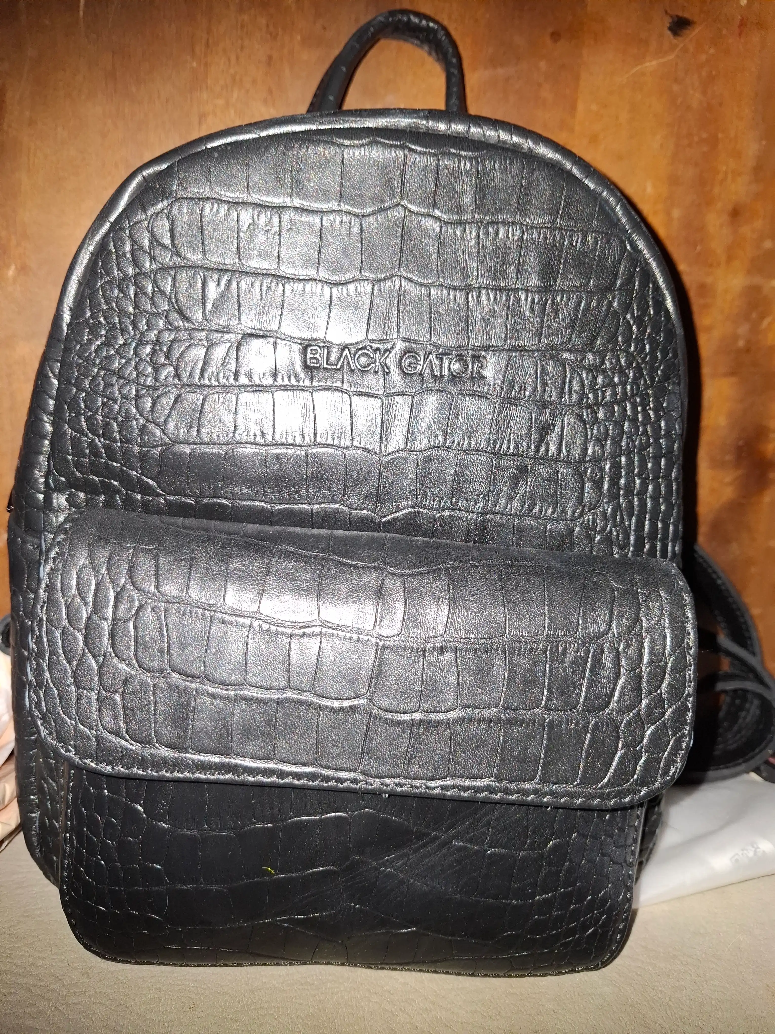 Ryukzak ayollar uchun tabiiy charmdan Black Gator