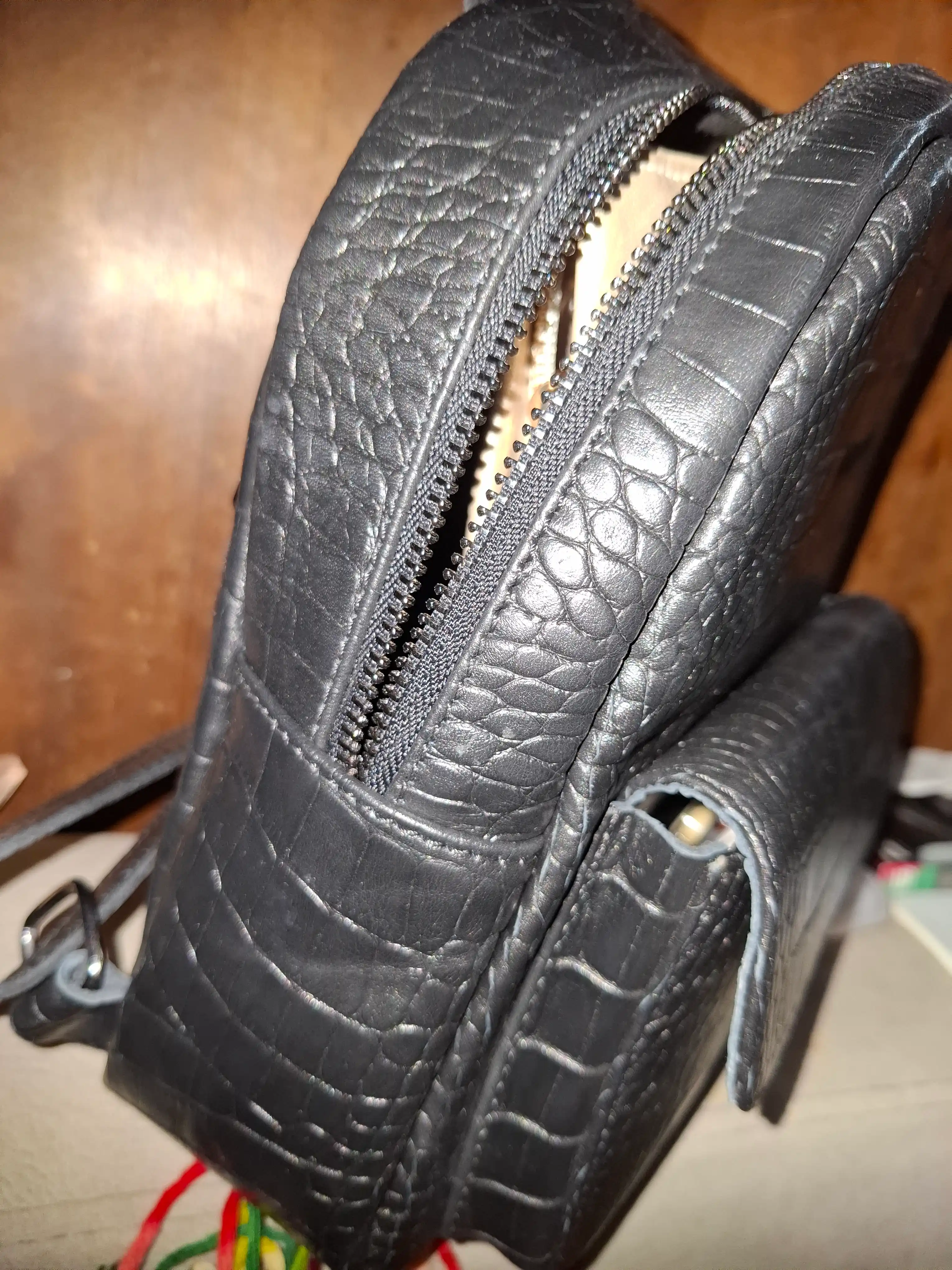 Ryukzak ayollar uchun tabiiy charmdan Black Gator