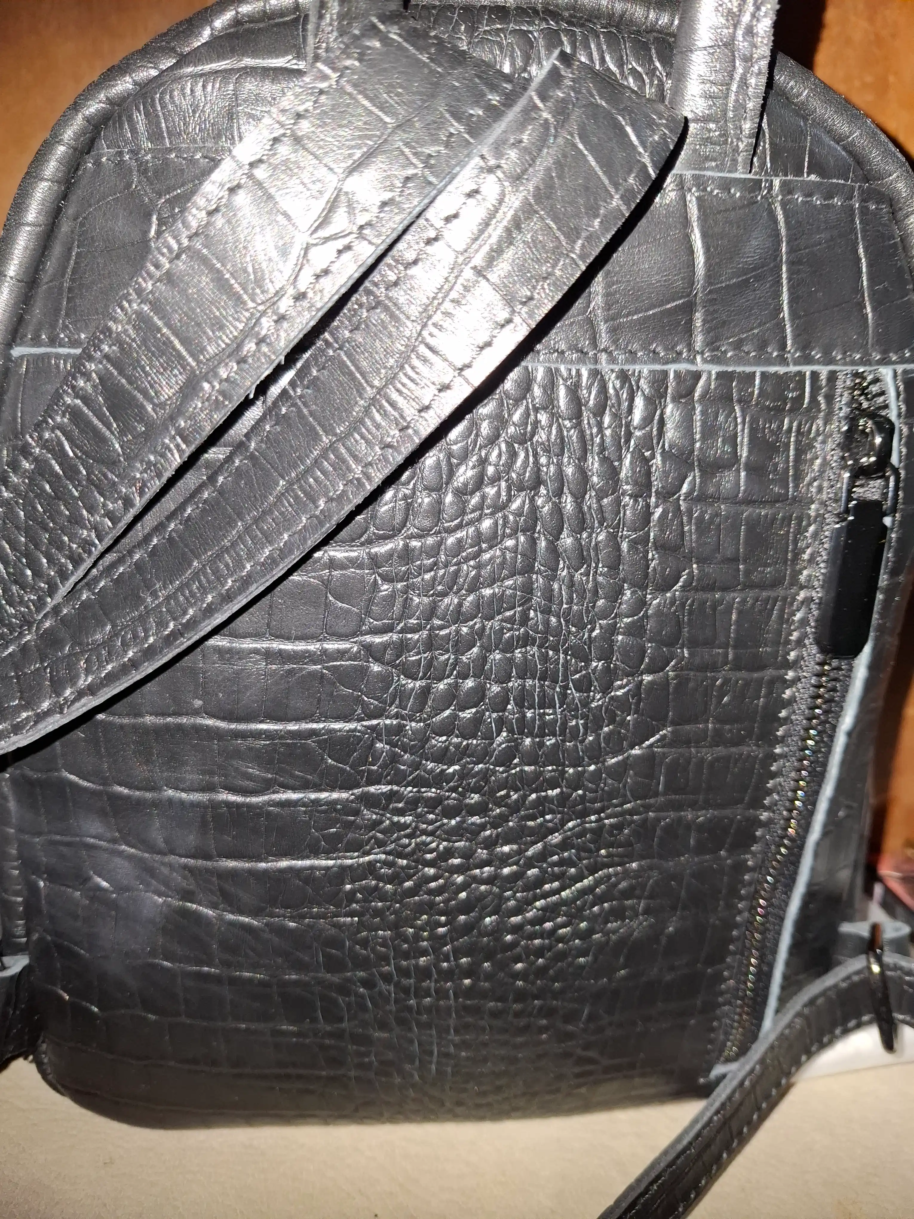 Ryukzak ayollar uchun tabiiy charmdan Black Gator