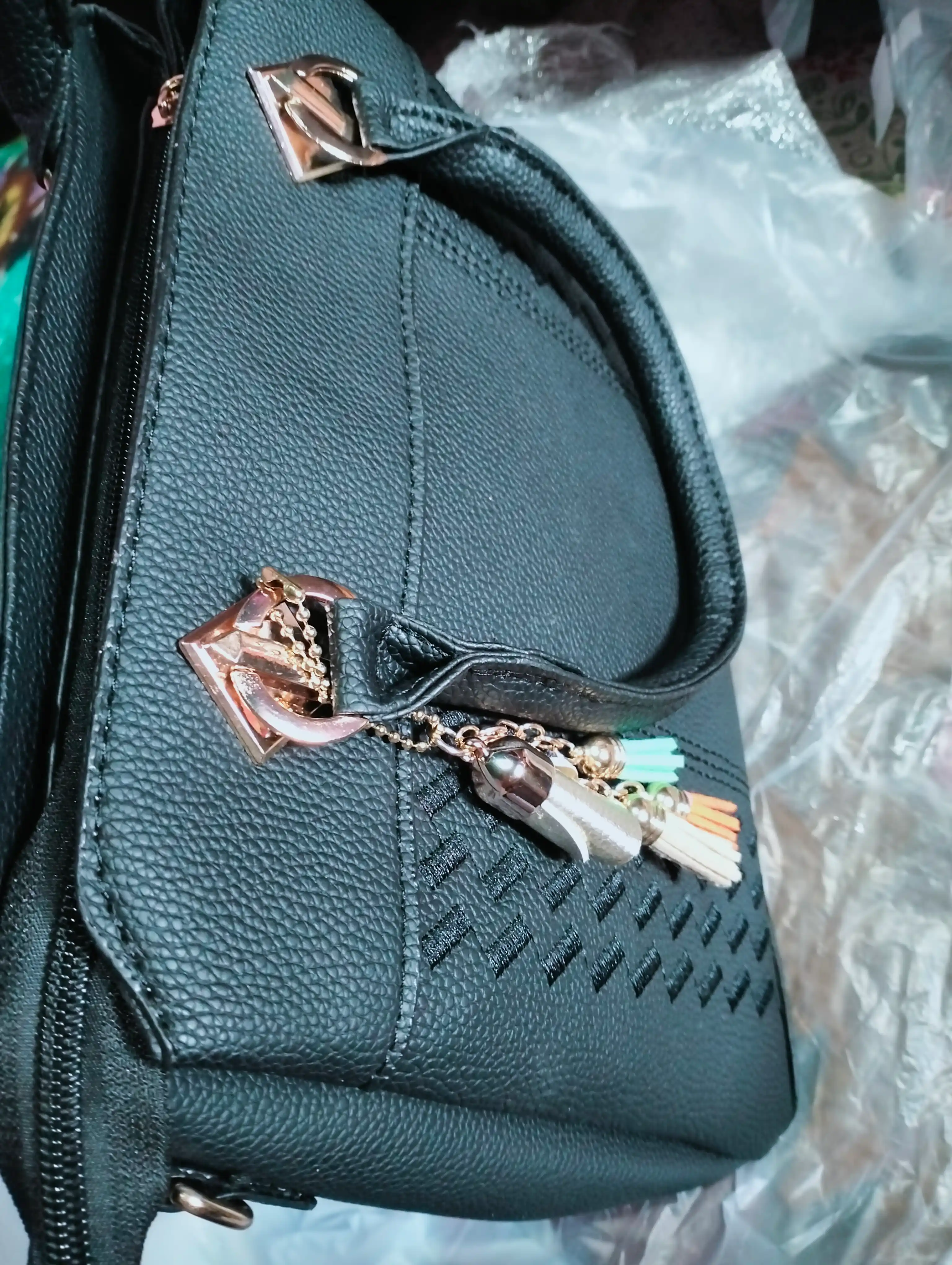 Ayollar uchun charm sumka, klassik ko‘rinishidagi