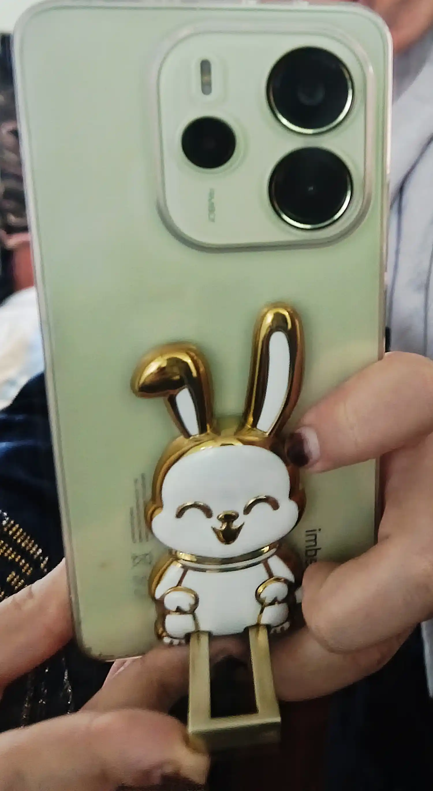 Quyonchalik telefon ushlagichi, oyna bilan pop kengashi