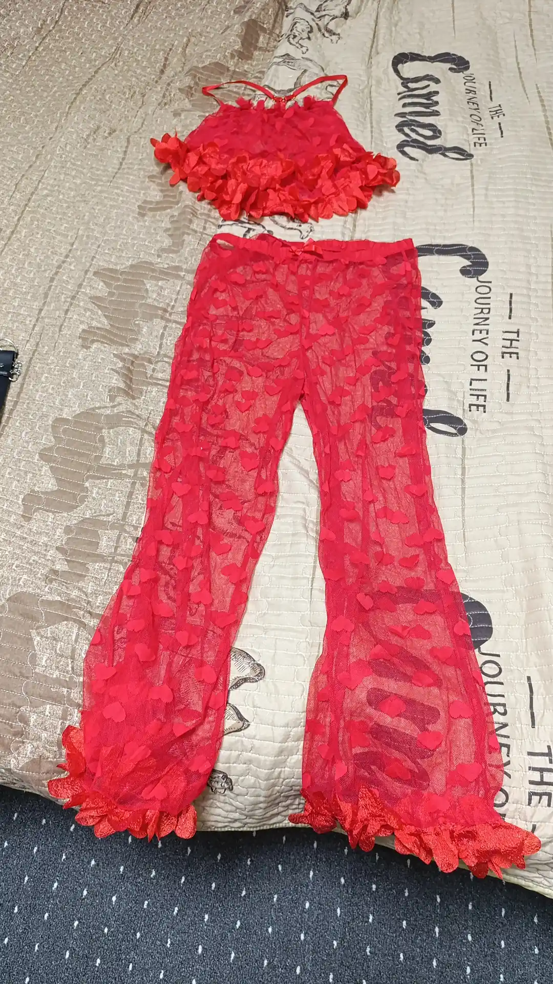Ayollar uchun to‘rli tungi ko‘ylak, penyuar va uy kiyimi, uyqu uchun pijama