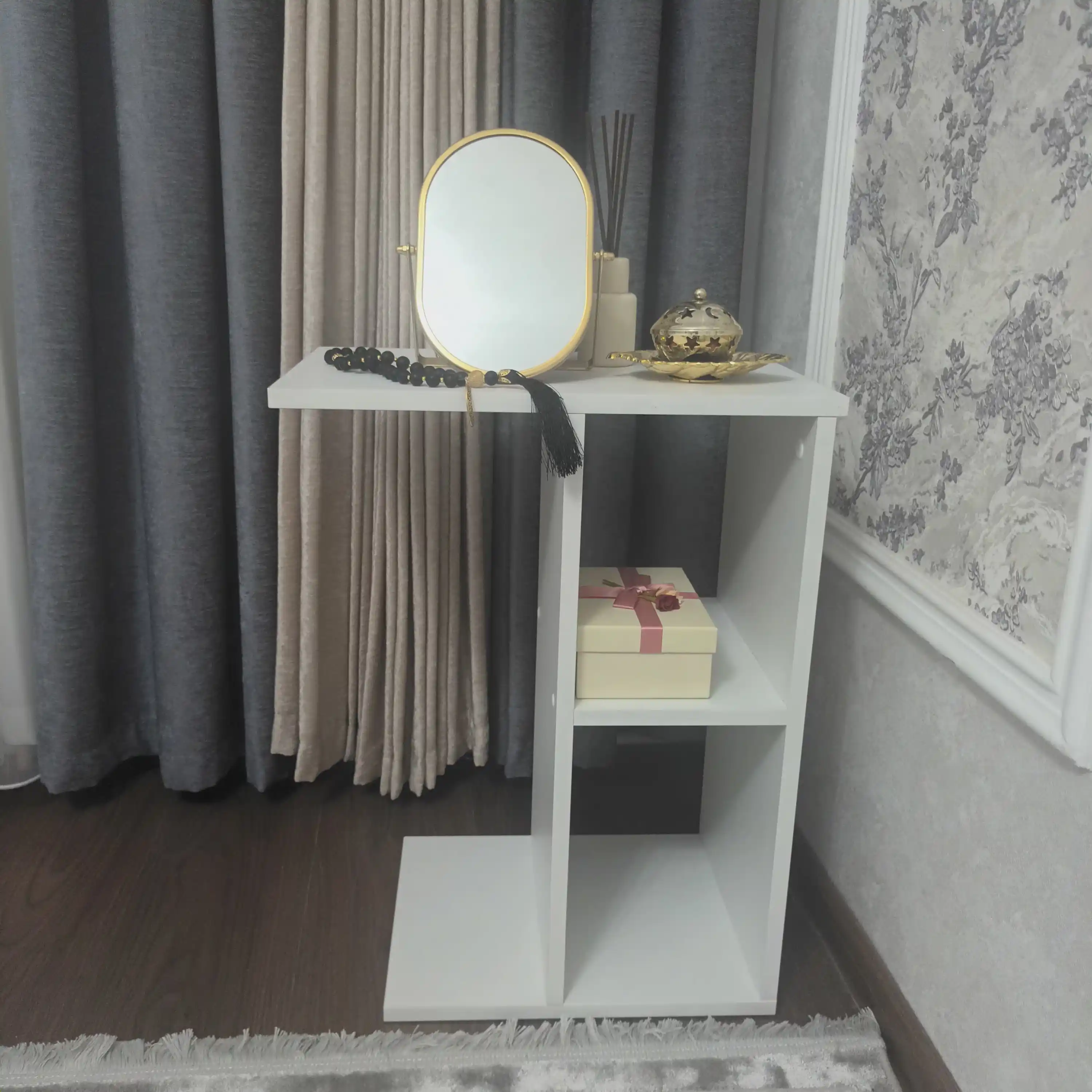 Yon stol 60x47 sm, kichik stol tokchali, yotoq yoniga qo‘yiladigan oq stol