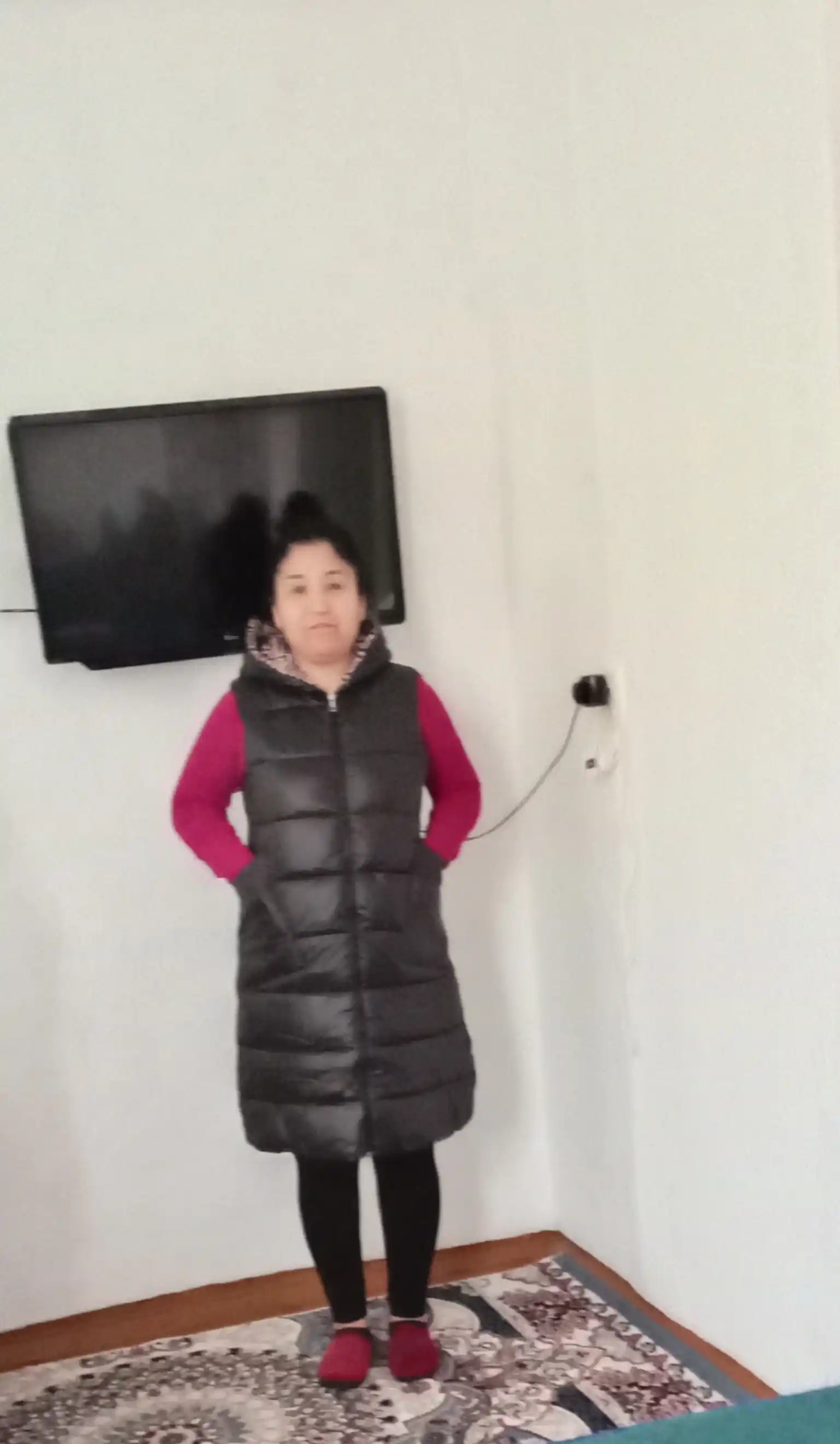 Issiq nimcha, kapyushonli yengsiz nimcha