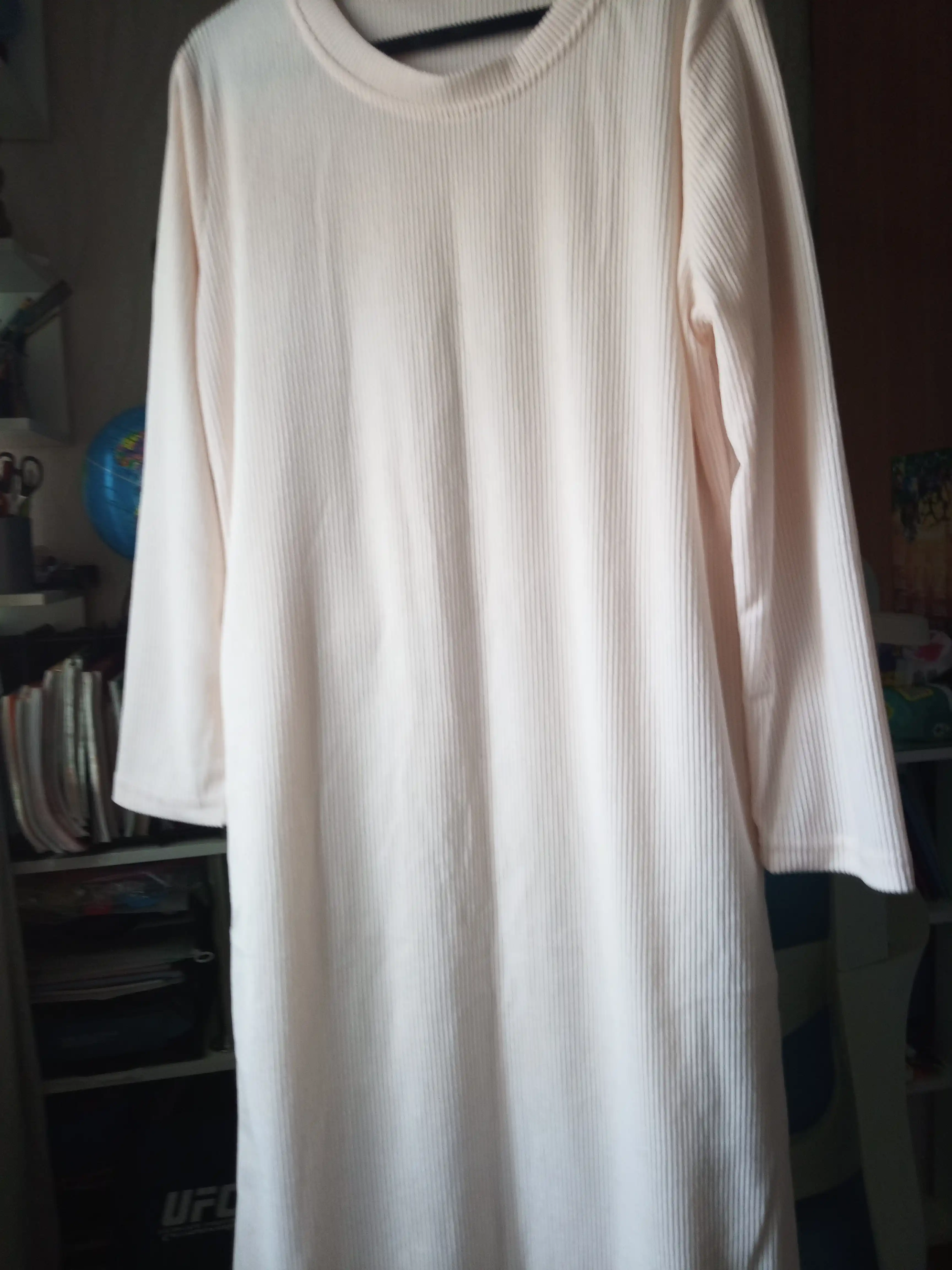 Koreyscha uslubdagi oversize trikotajli ribli ko‘ylak – qora va oq rang
