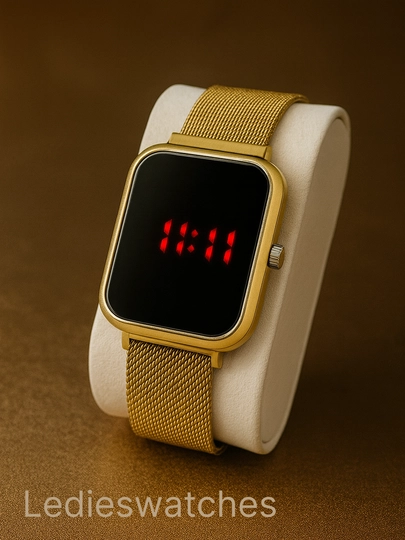 Женские наручные часы на выставке — LWATCHS-15W0122-ЗОЛОТ
