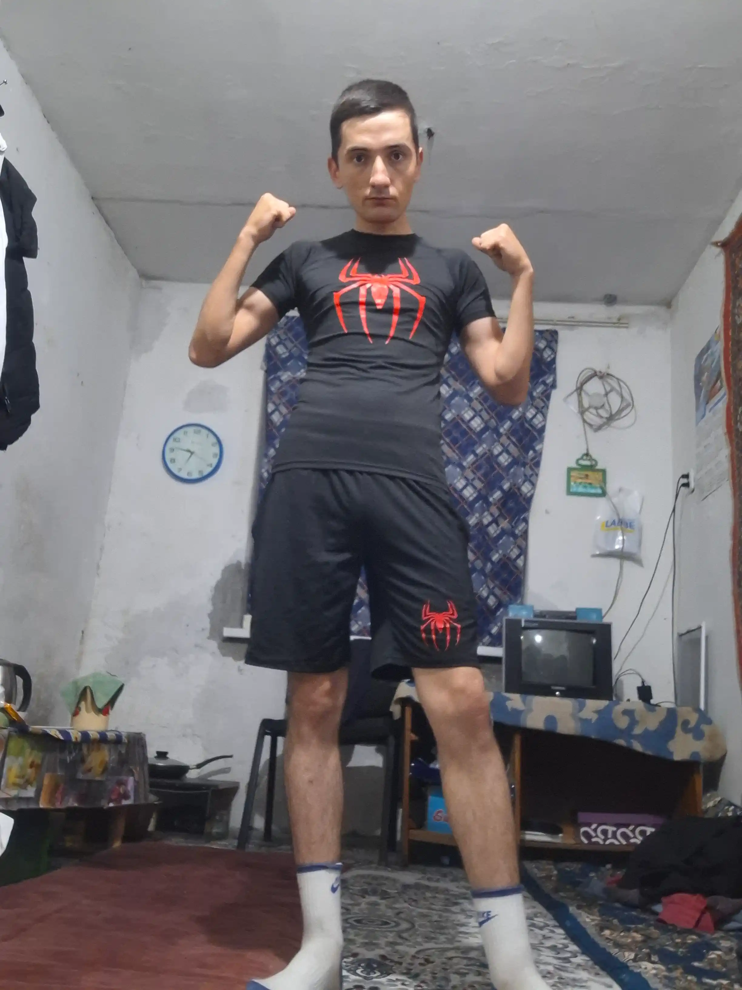 Kompression sport kostyumi, 2 ta 1 da: fitnes va yugurish uchun futbolka va shortiklar