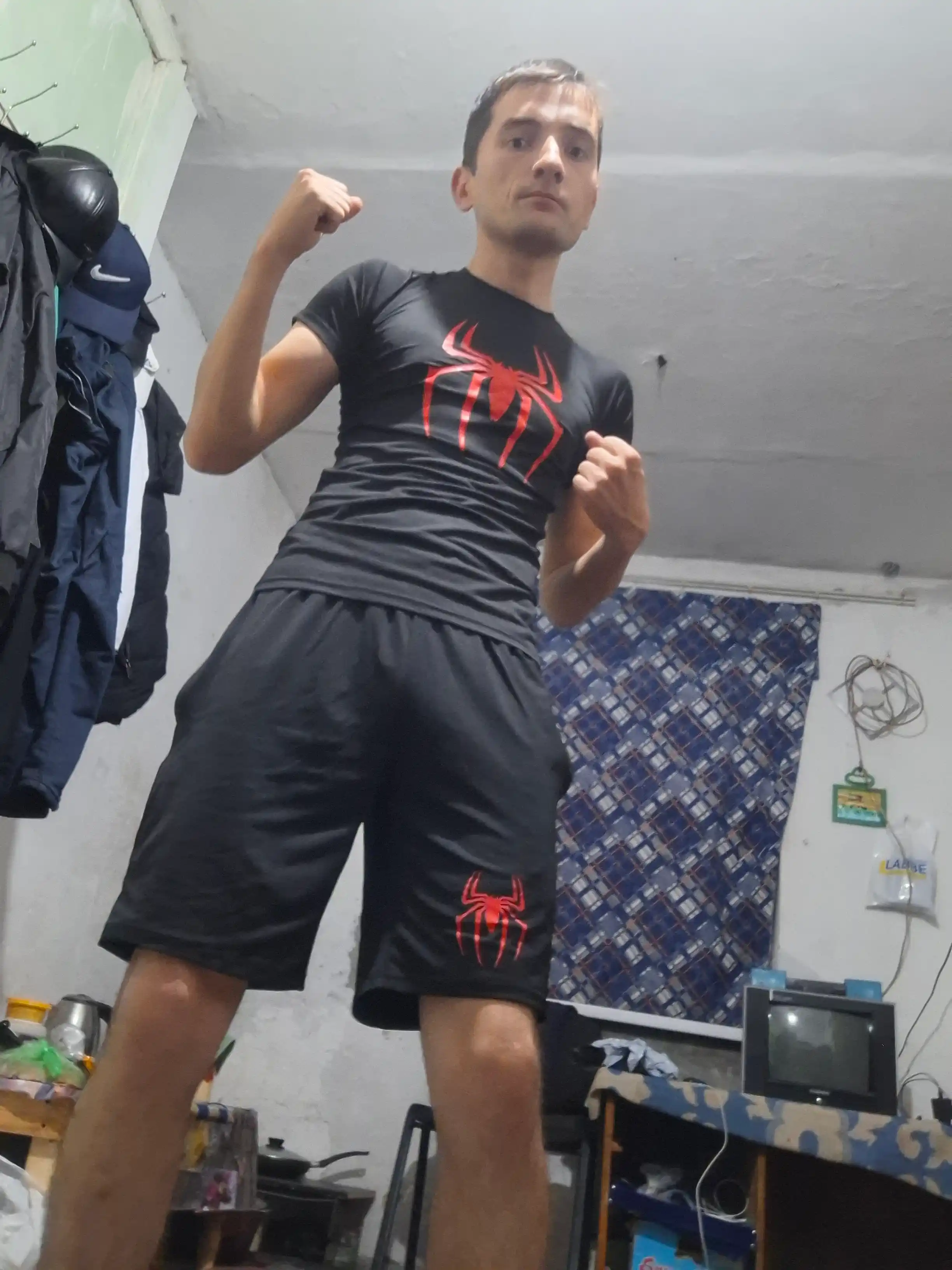 Kompression sport kostyumi, 2 ta 1 da: fitnes va yugurish uchun futbolka va shortiklar