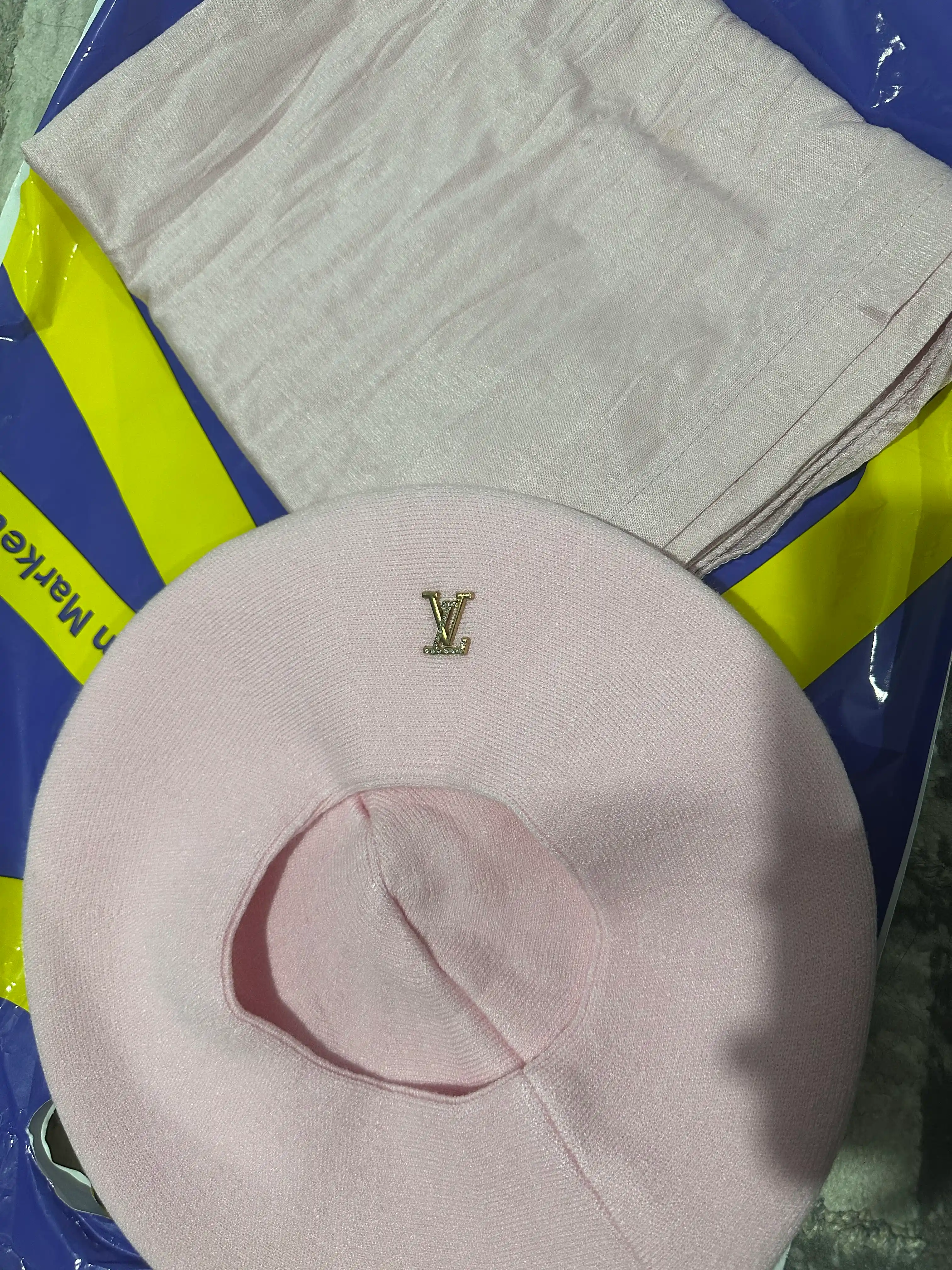 Ayollar shapkasi, beret, issiq shapka, qishki bosh kiyim, mo'ynali shapka, trikotaj beret
