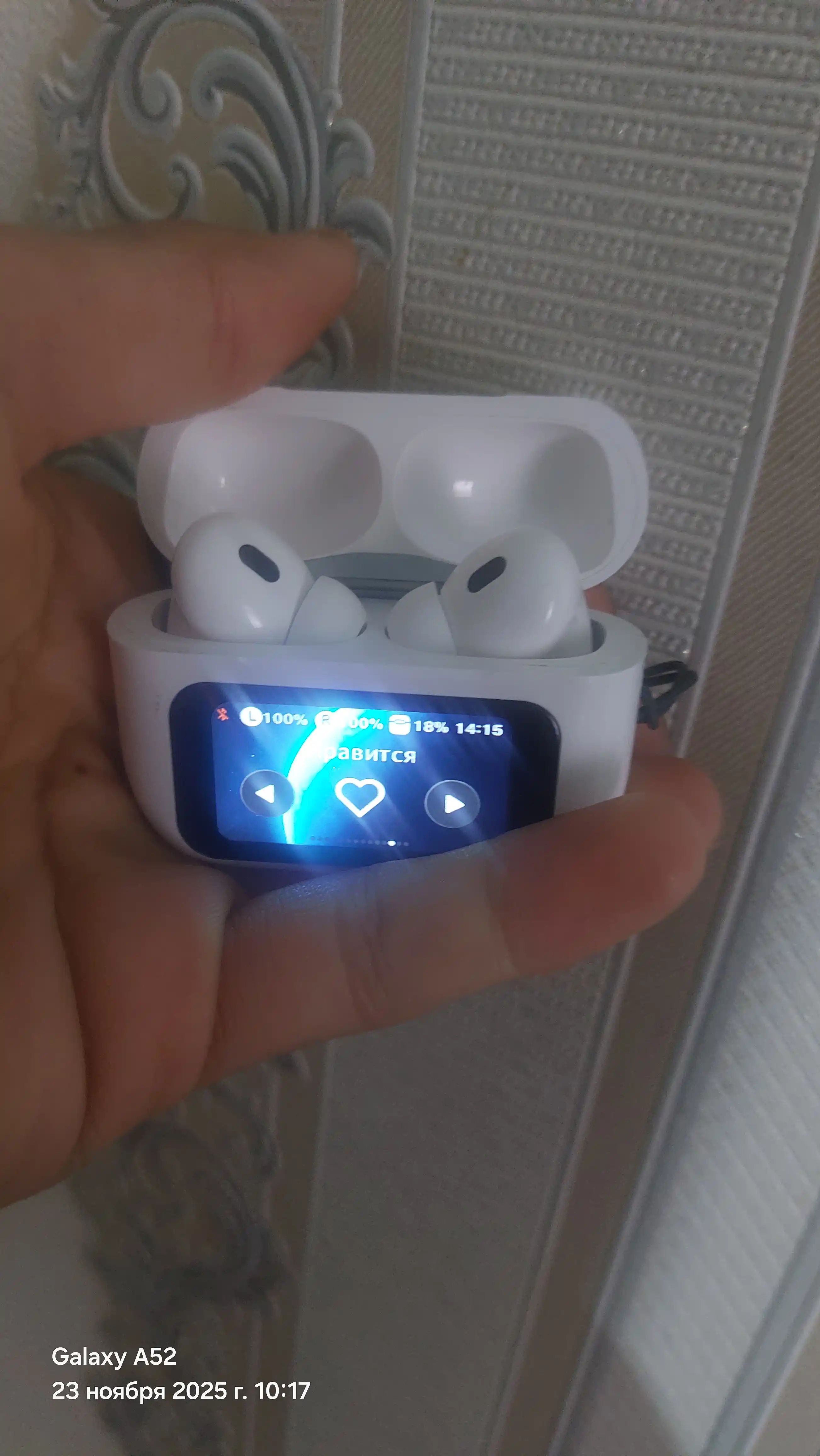 Pods 3 ScreenPods: беспроводные наушники с дисплеем для iPhone и Android