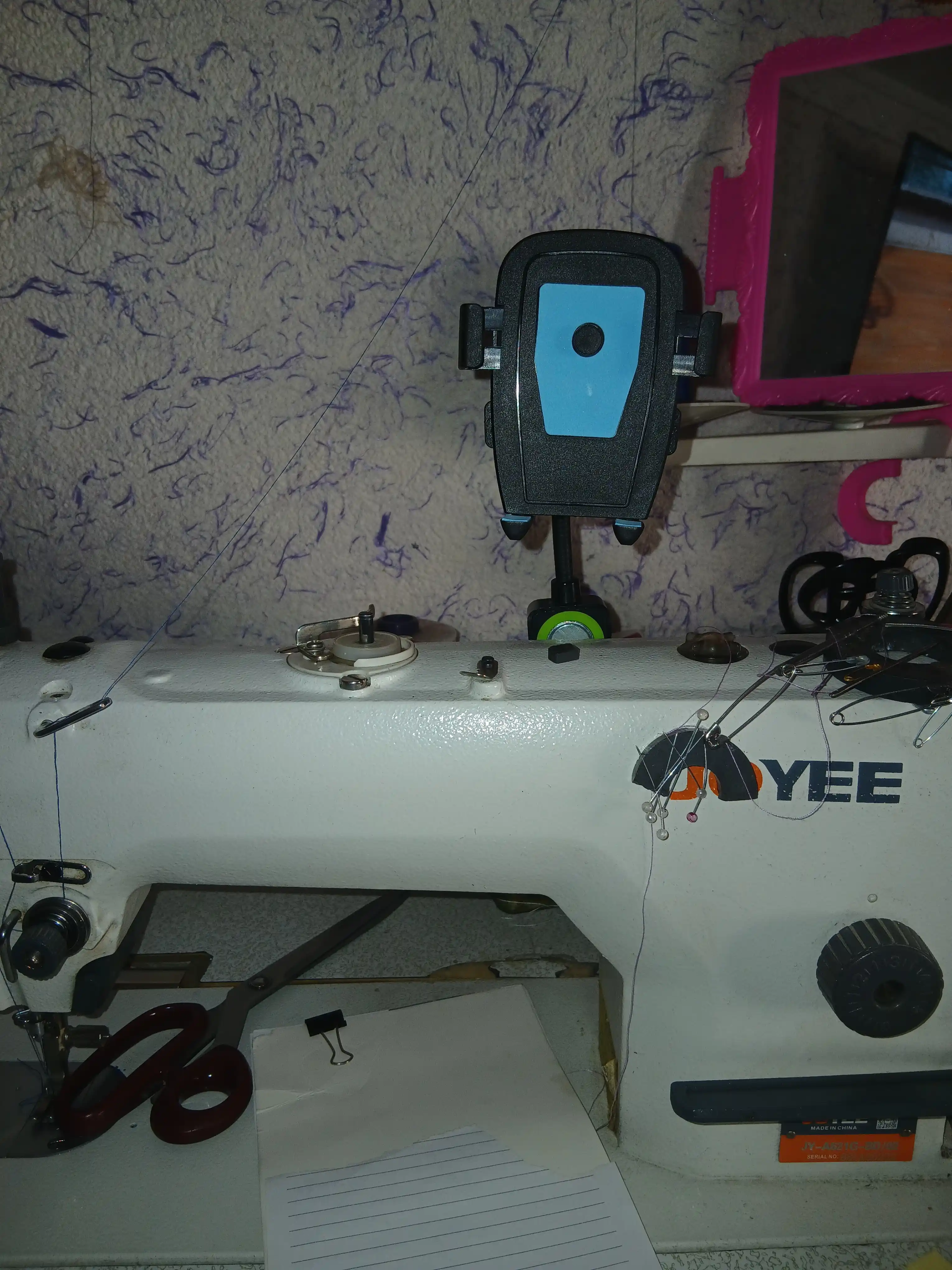 Tikuv mashinalari uchun qo‘shaloq magnitli telefon tutqich