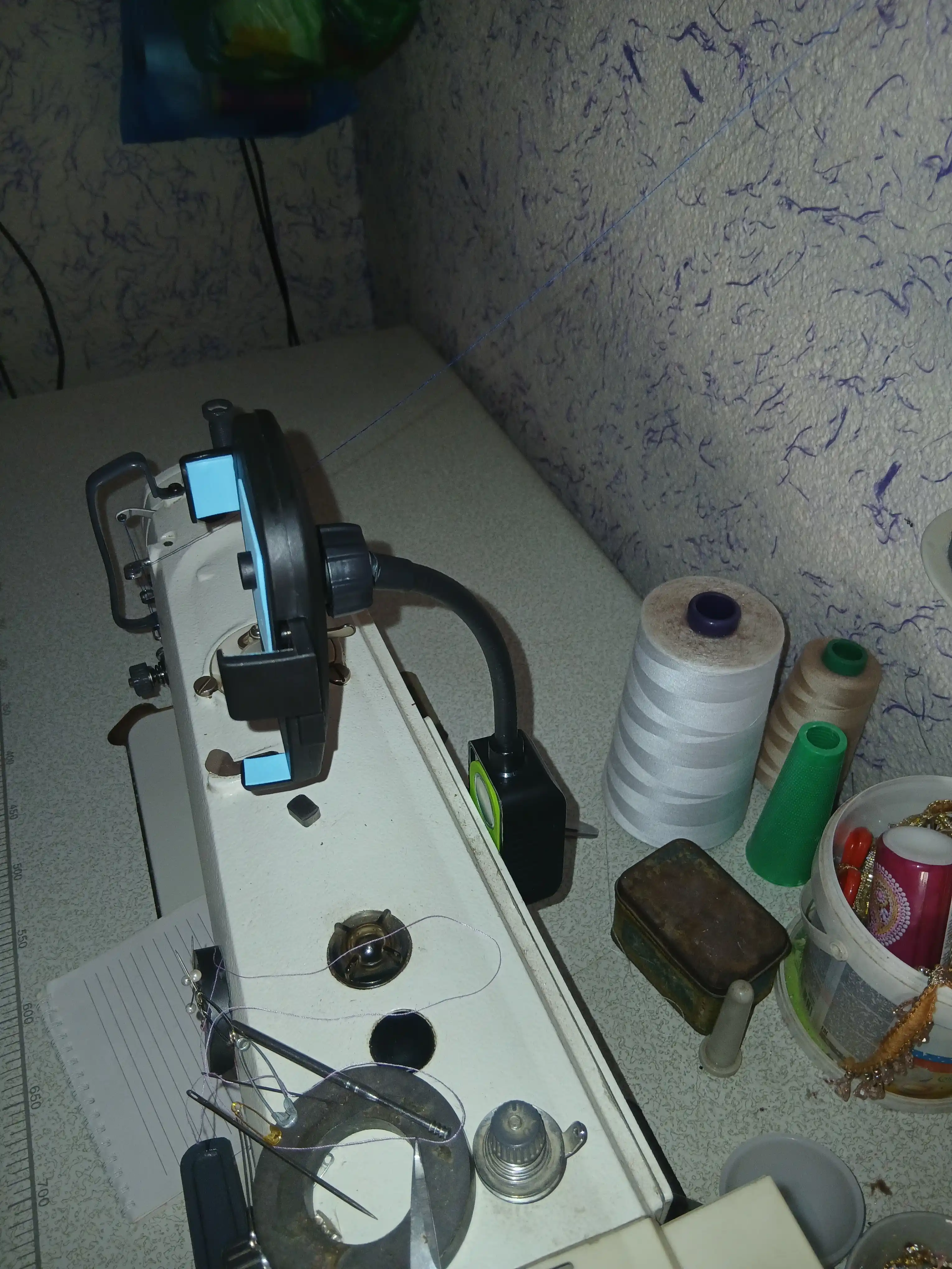 Tikuv mashinalari uchun qo‘shaloq magnitli telefon tutqich