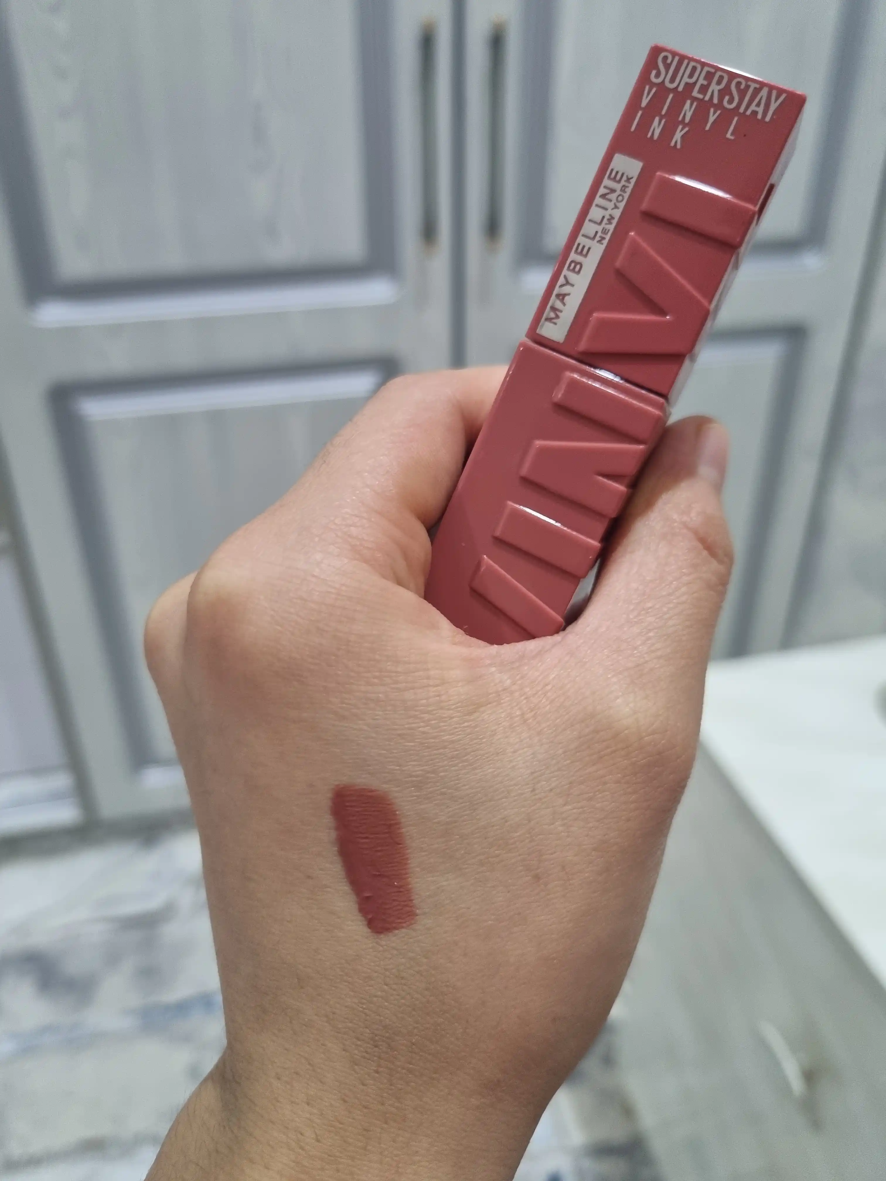 Lab uchun boyog' Maybelline New York Super Stay Vinyl Ink, 100 sehrlangan