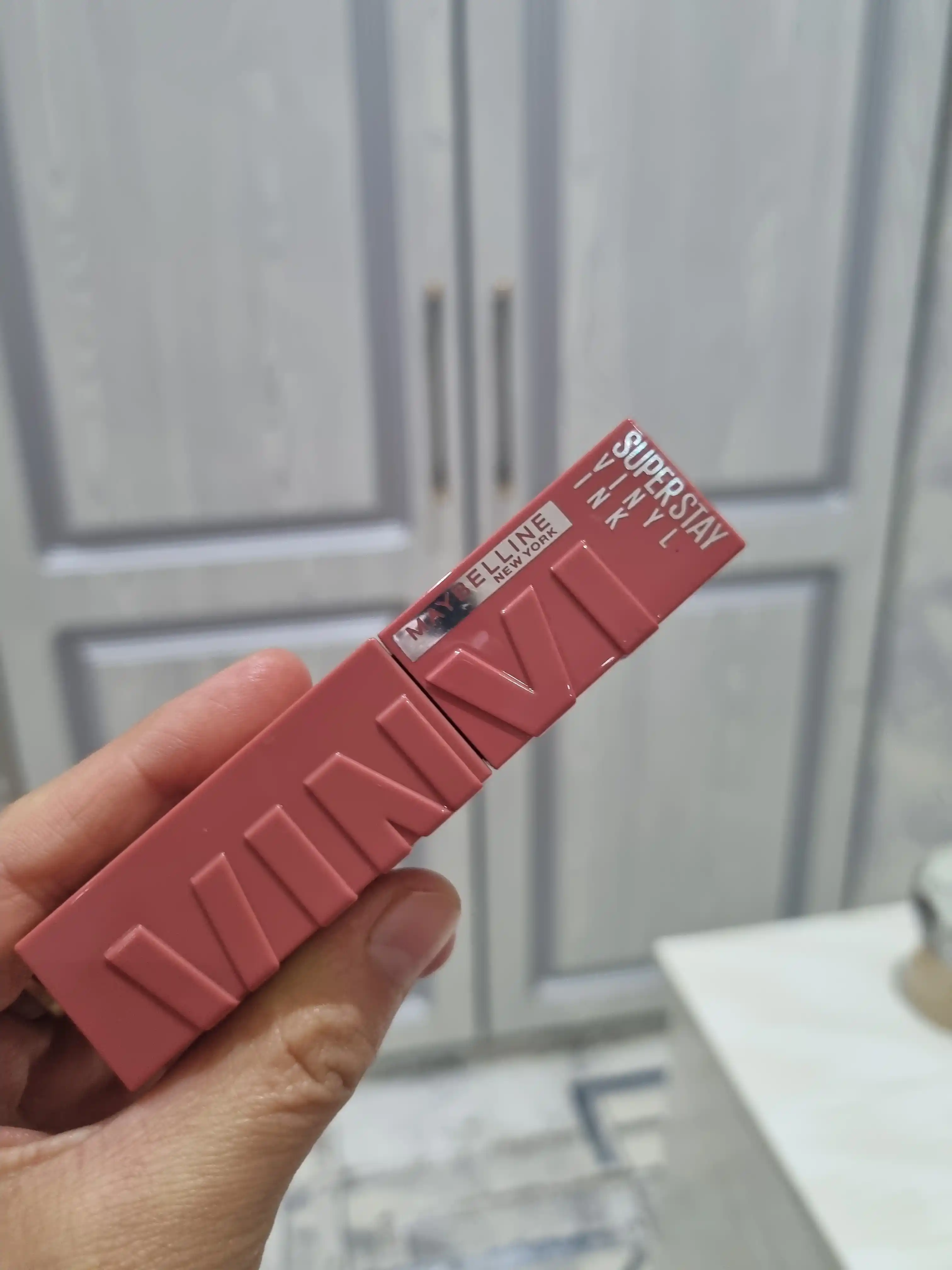 Lab uchun boyog' Maybelline New York Super Stay Vinyl Ink, 100 sehrlangan