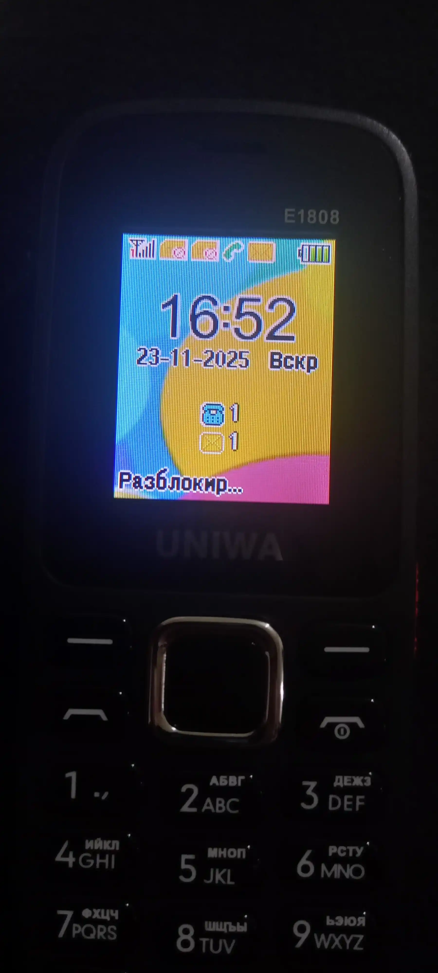 UNIWA E1808 tugmali telefoni, IMEI ro‘yxatdan o‘tkazilgan, kamera bor, batareya quvvati 800 mA/soat, quvvatlash imkoniyati mavjud