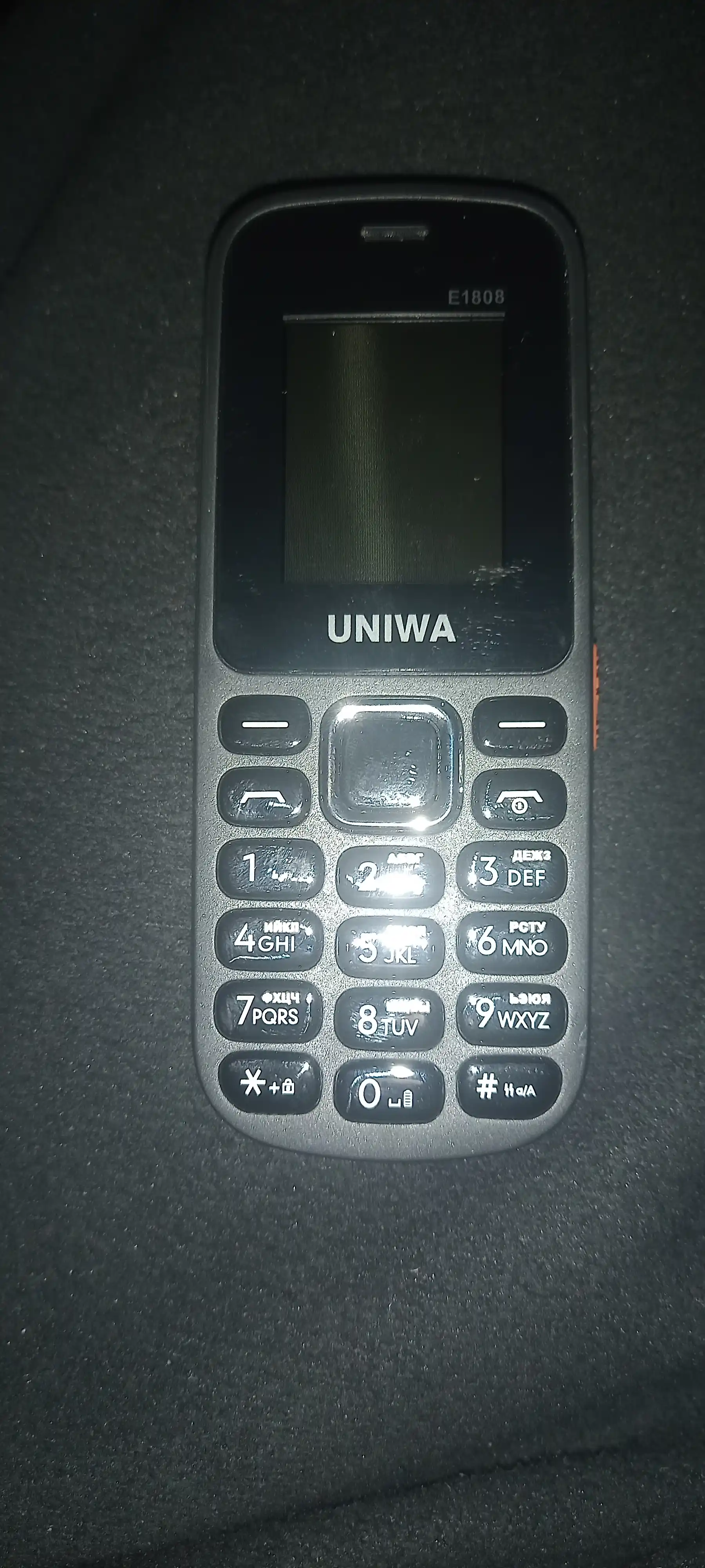 UNIWA E1808 tugmali telefoni, IMEI ro‘yxatdan o‘tkazilgan, kamera bor, batareya quvvati 800 mA/soat, quvvatlash imkoniyati mavjud