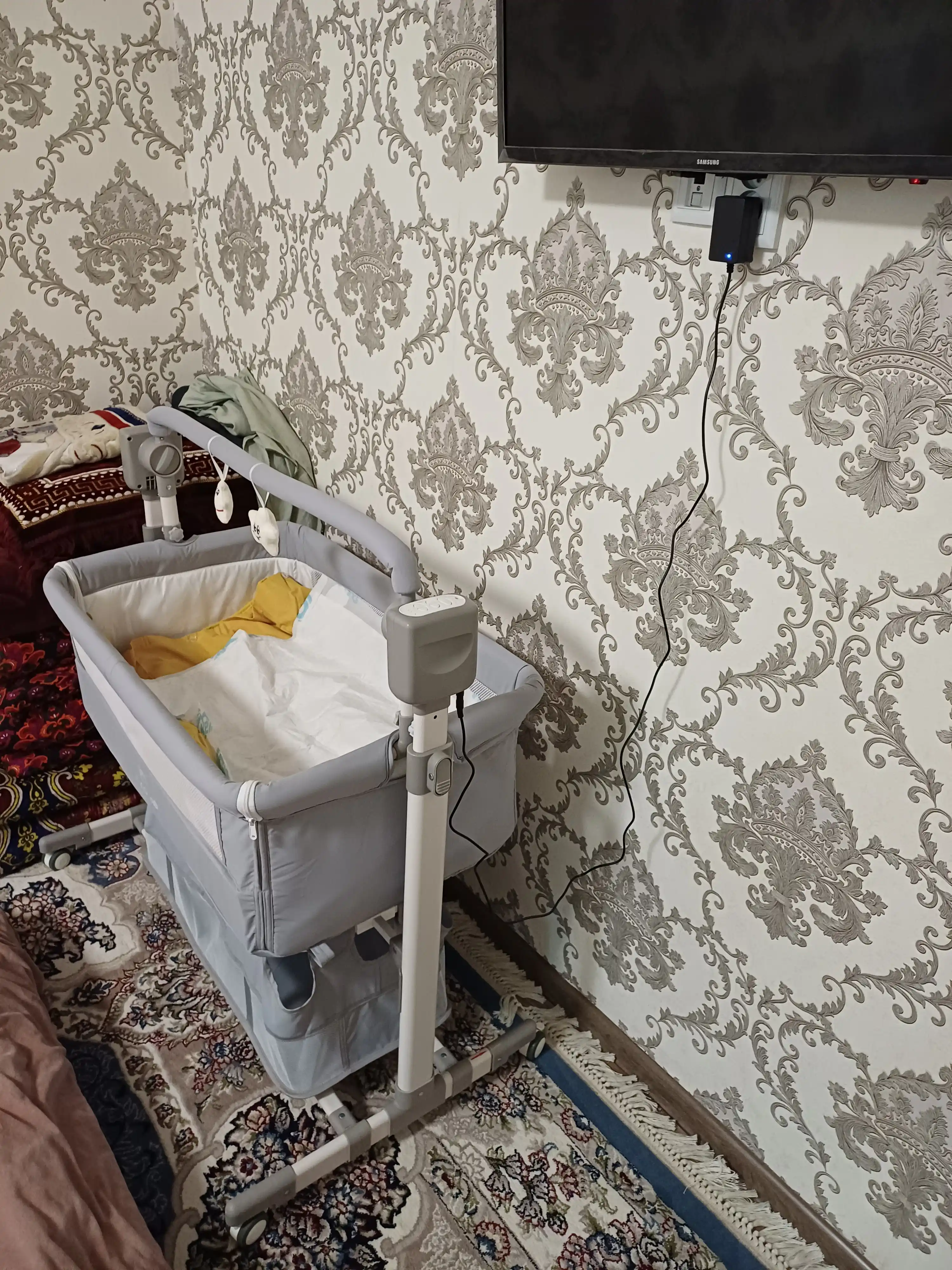 Chaqaloqlar beshikli to'shak, 4 tasi 1 da, avtomatik privod bilan