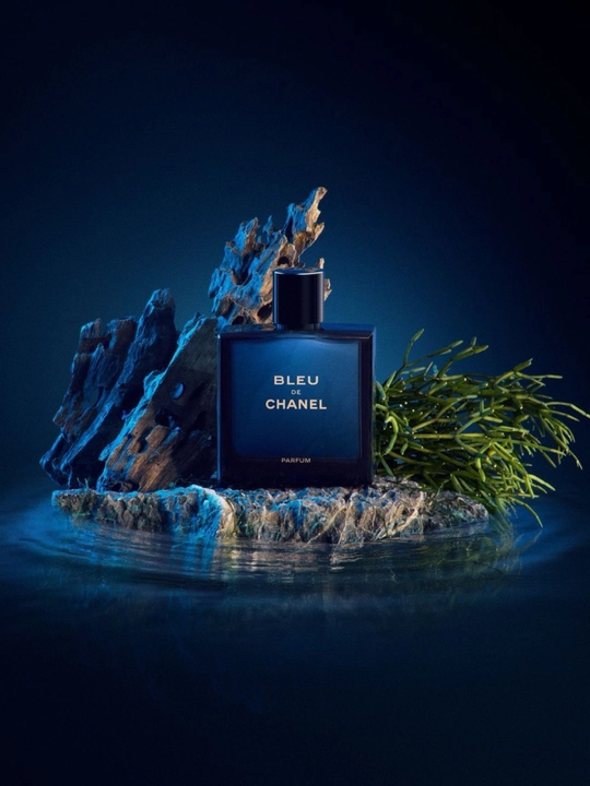 Parfyumlangan suv Bleu de Chanel – kuchli, salqin va zamonaviy erkaklar atiri