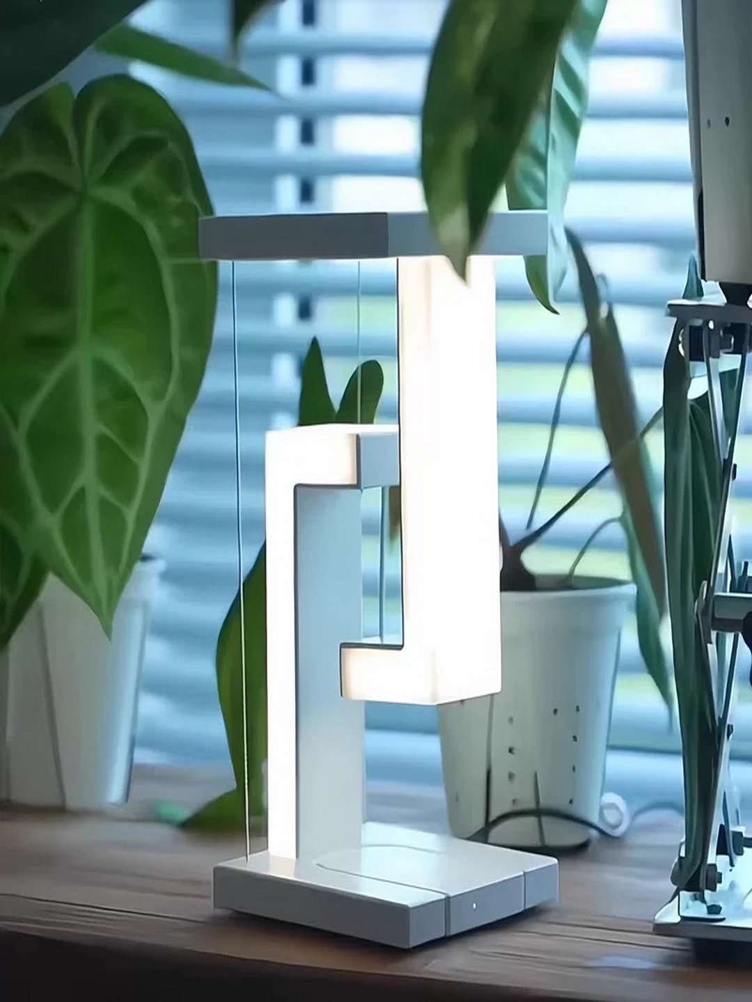 Aqlli LED stol chirog‘i simsiz telefon zaryadlash funksiyasi bilan, zamonaviy tungi lampa