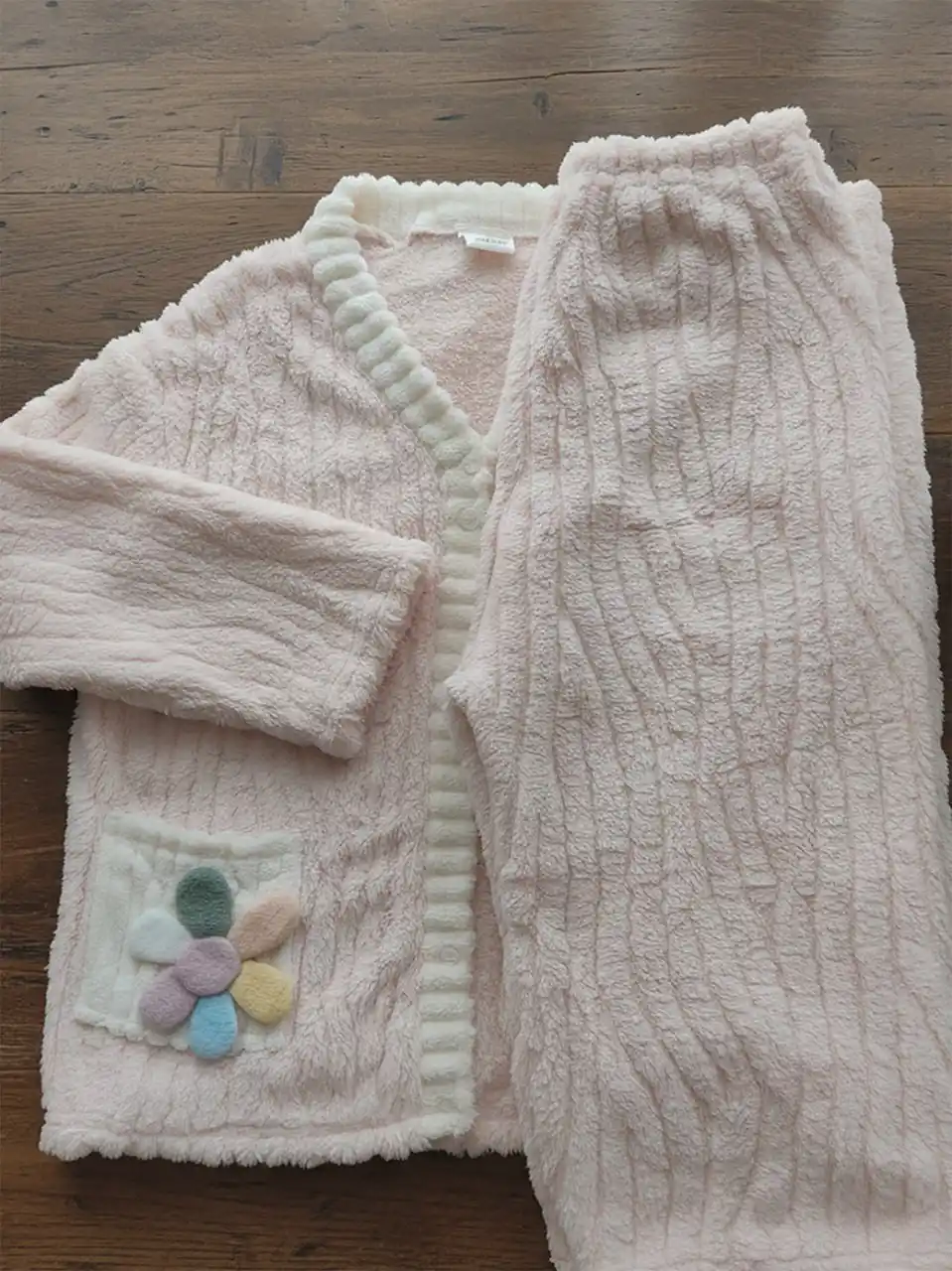 Yumshoq, qulay pijama komplekti — tugmali yoki naqshli
