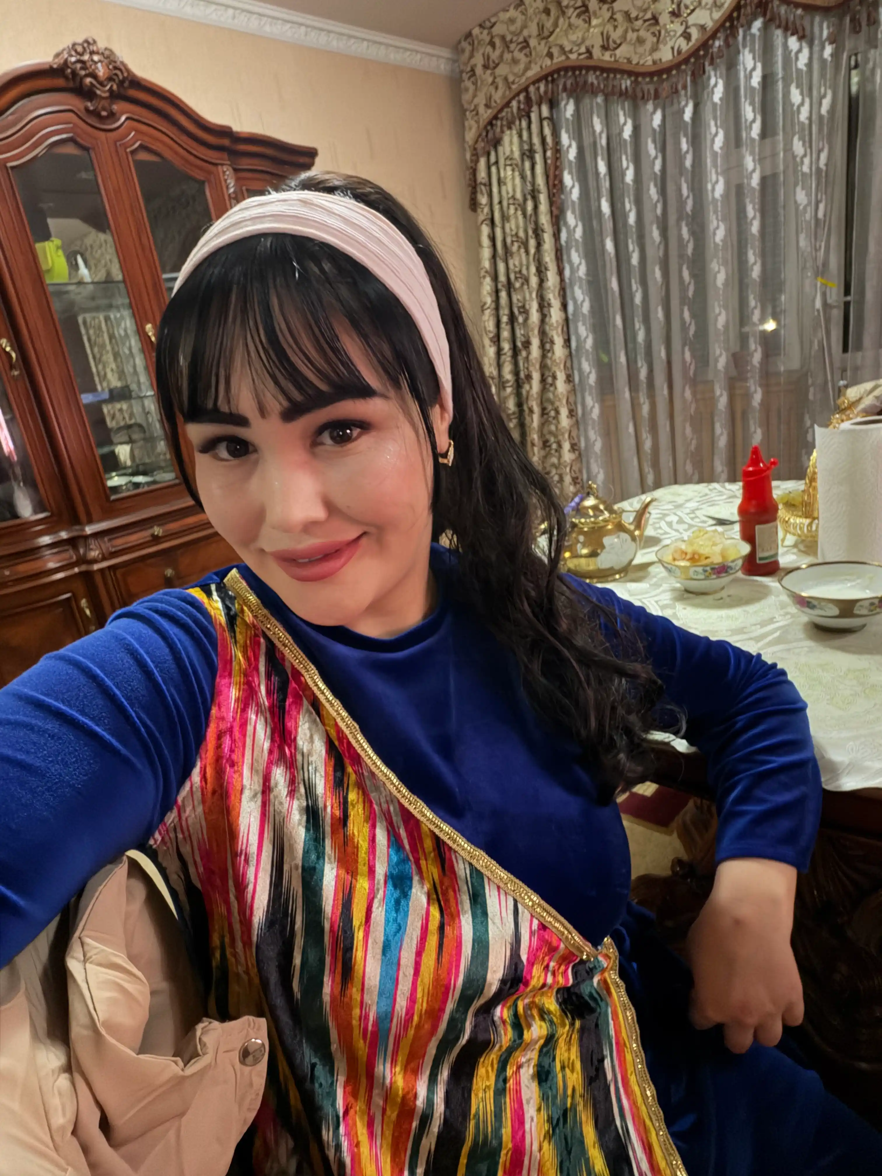 Soxta cholka, yuzga yaqin iplar bilan, qisqichli ulama sochlar