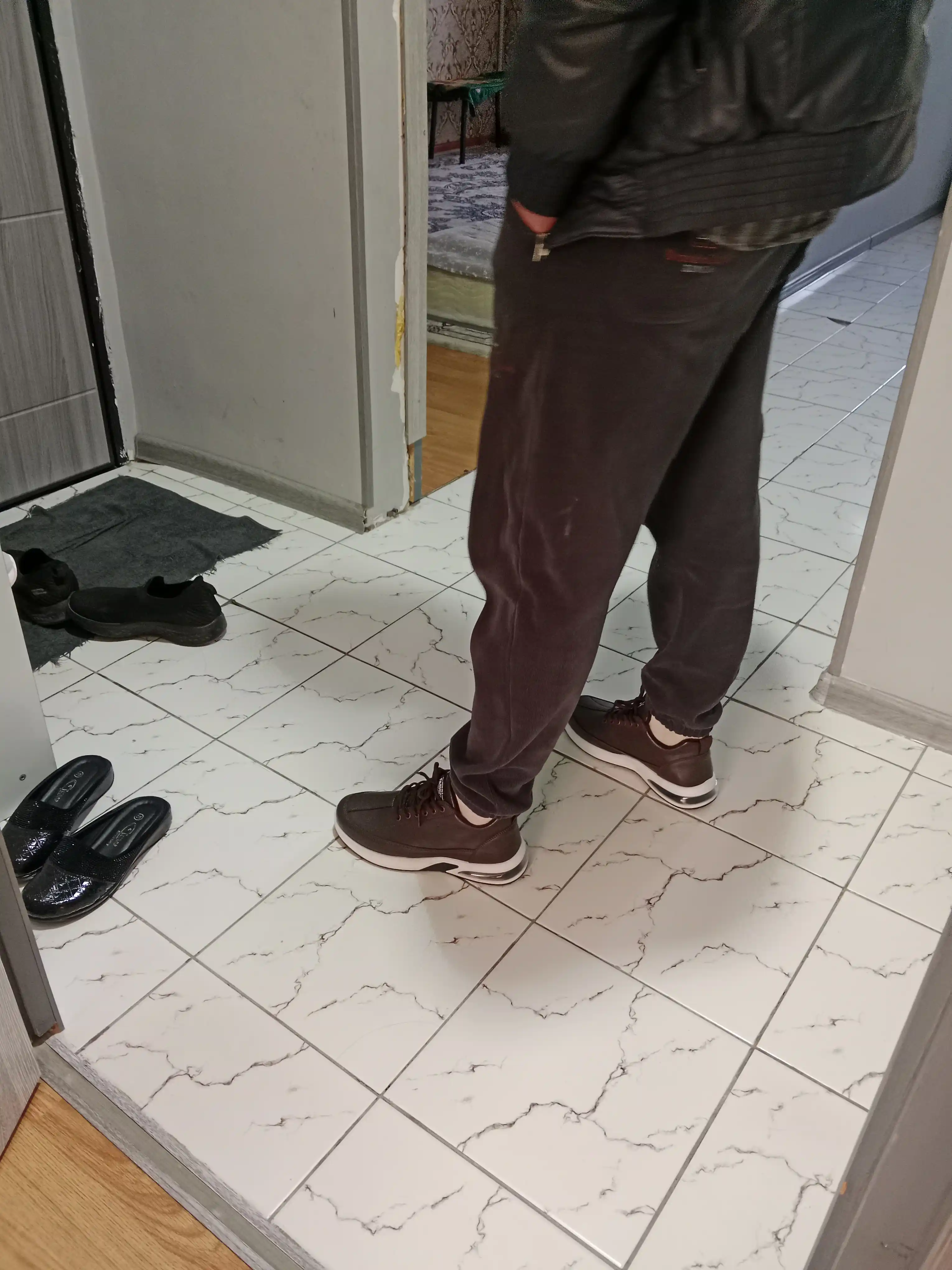 Erkaklar uchun mo'ynali issiq qishki krossovkalar, o'lchami 39-44, 1 o’lcham katta oling