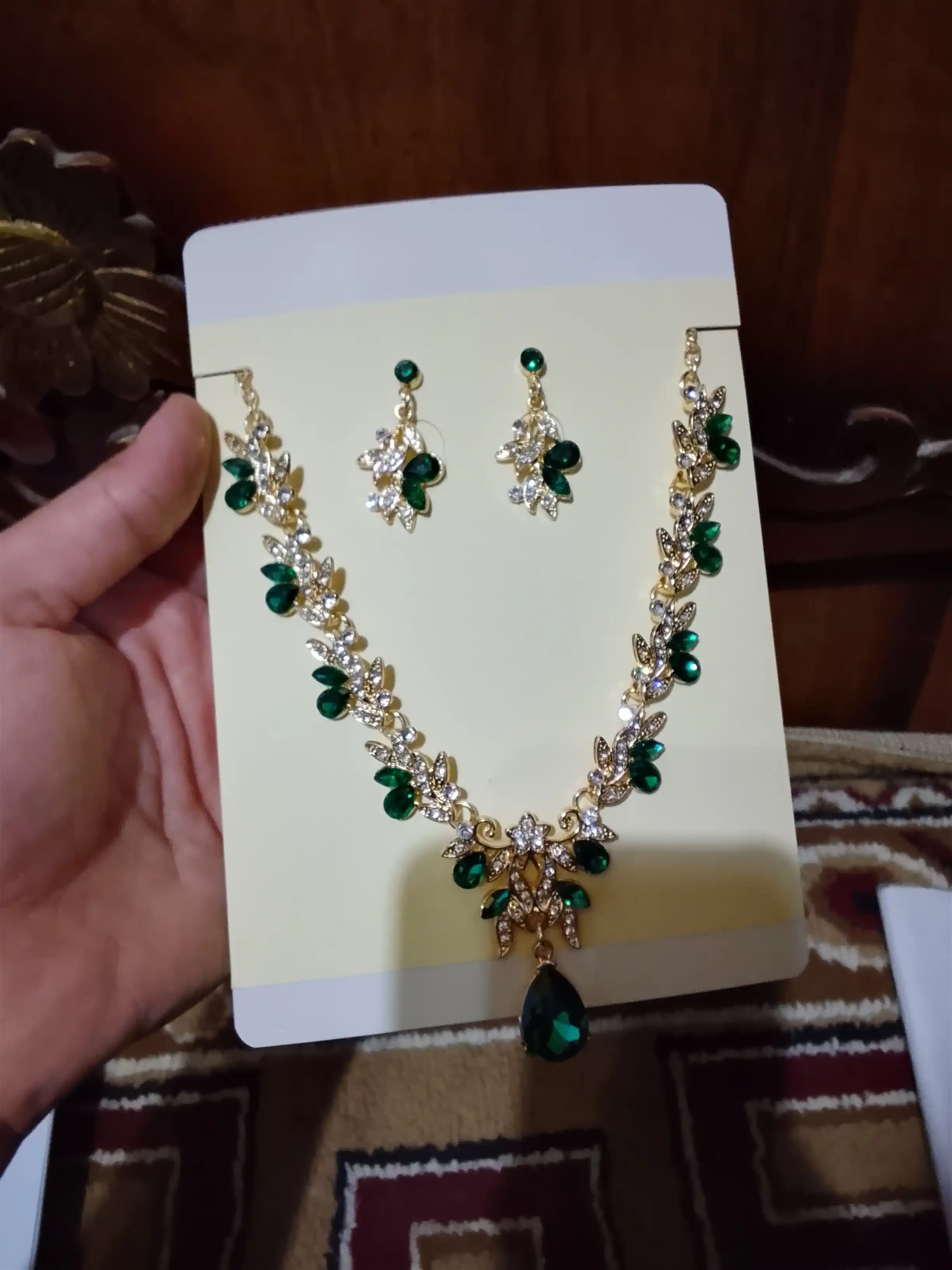 Bijuteriyalar toʻplami, ayollar zargarlik buyumlari, ayollar taqinchogʻi