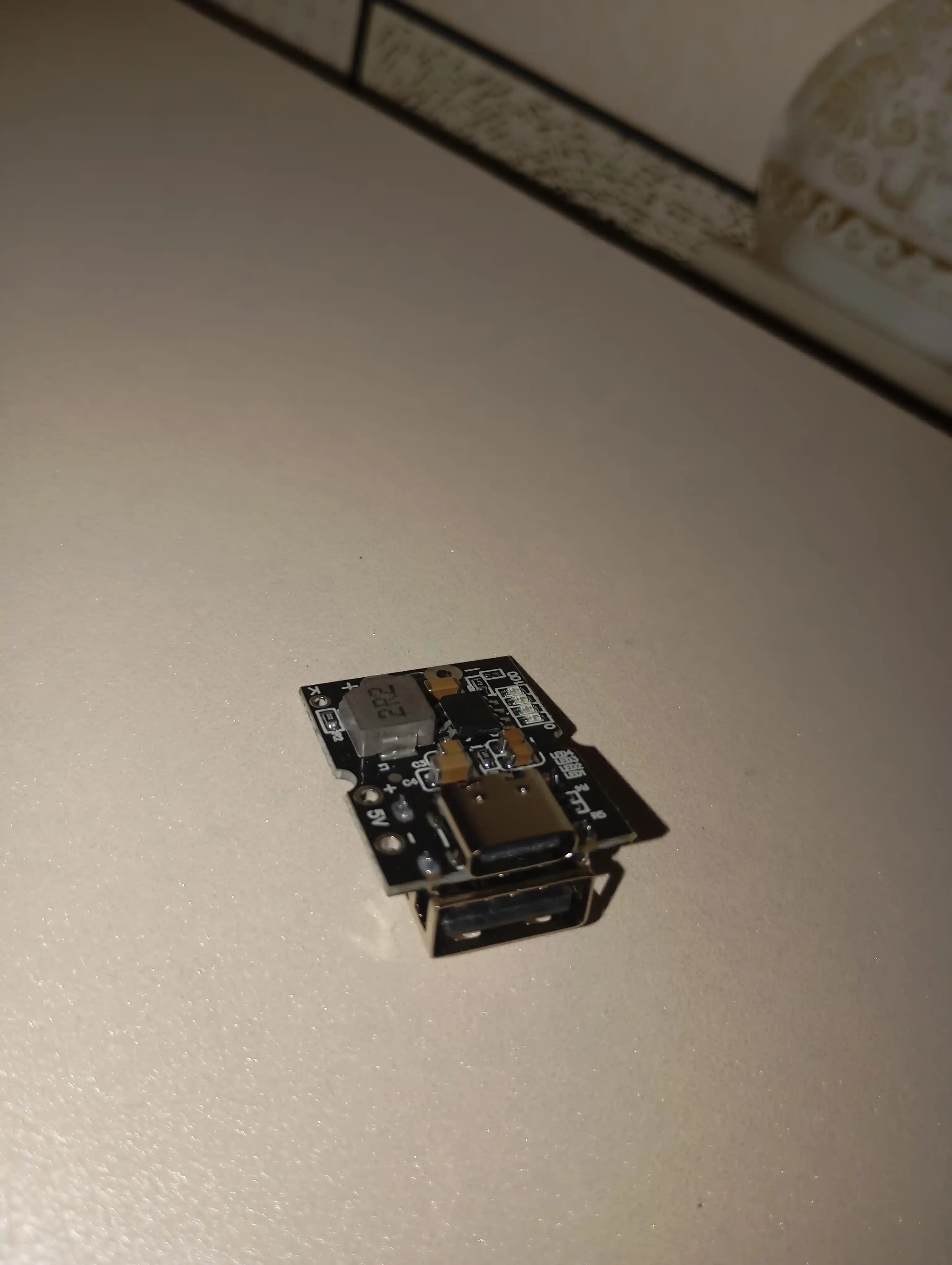 TYPE-C kirish va USB-A chiqishi 5V 2A bo'lgan PowerBANK moduli