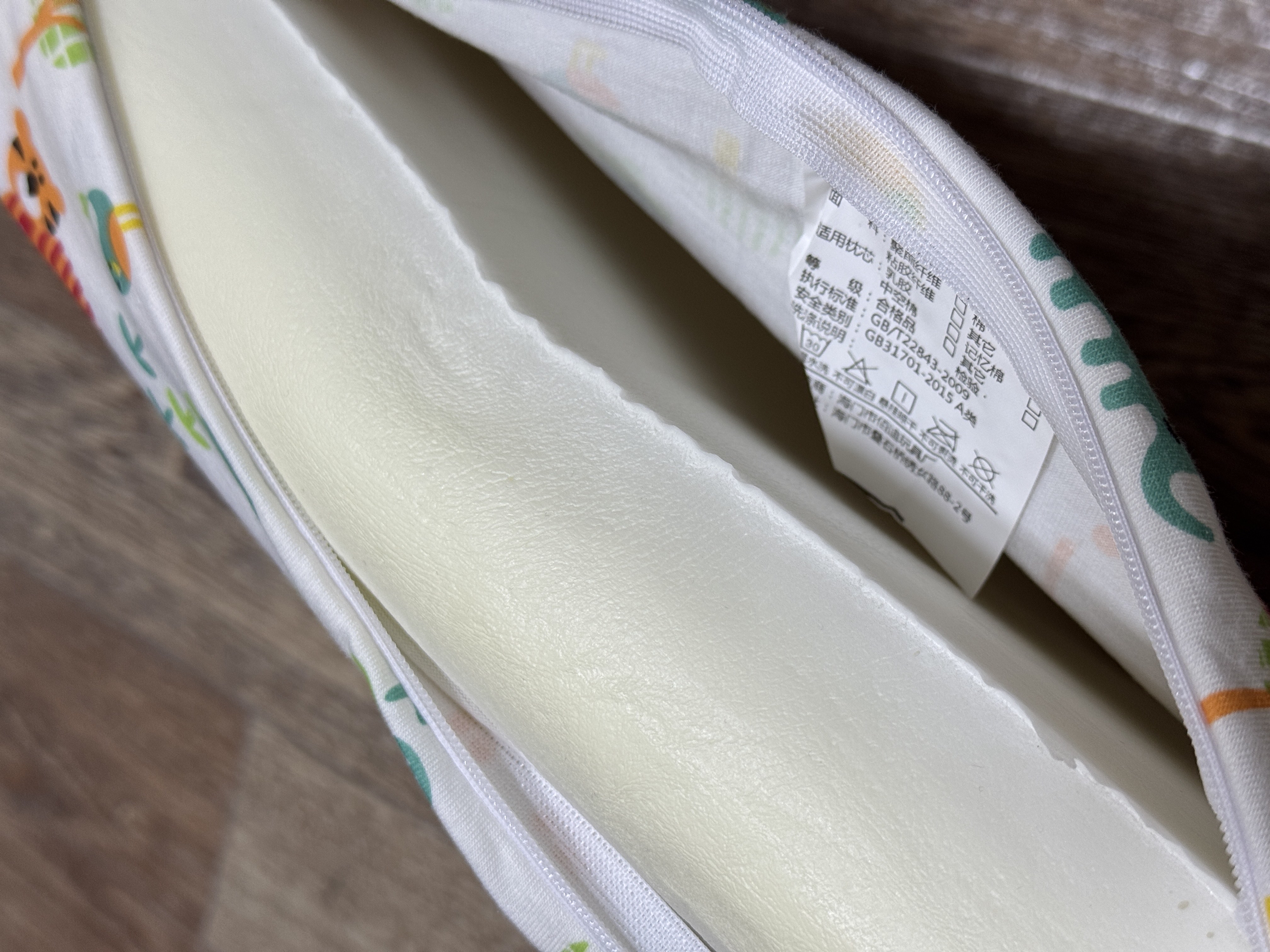 Bolalar ortopedik uyqu yostigi, Memory Foam xotira effektiga ega toldiruvchi