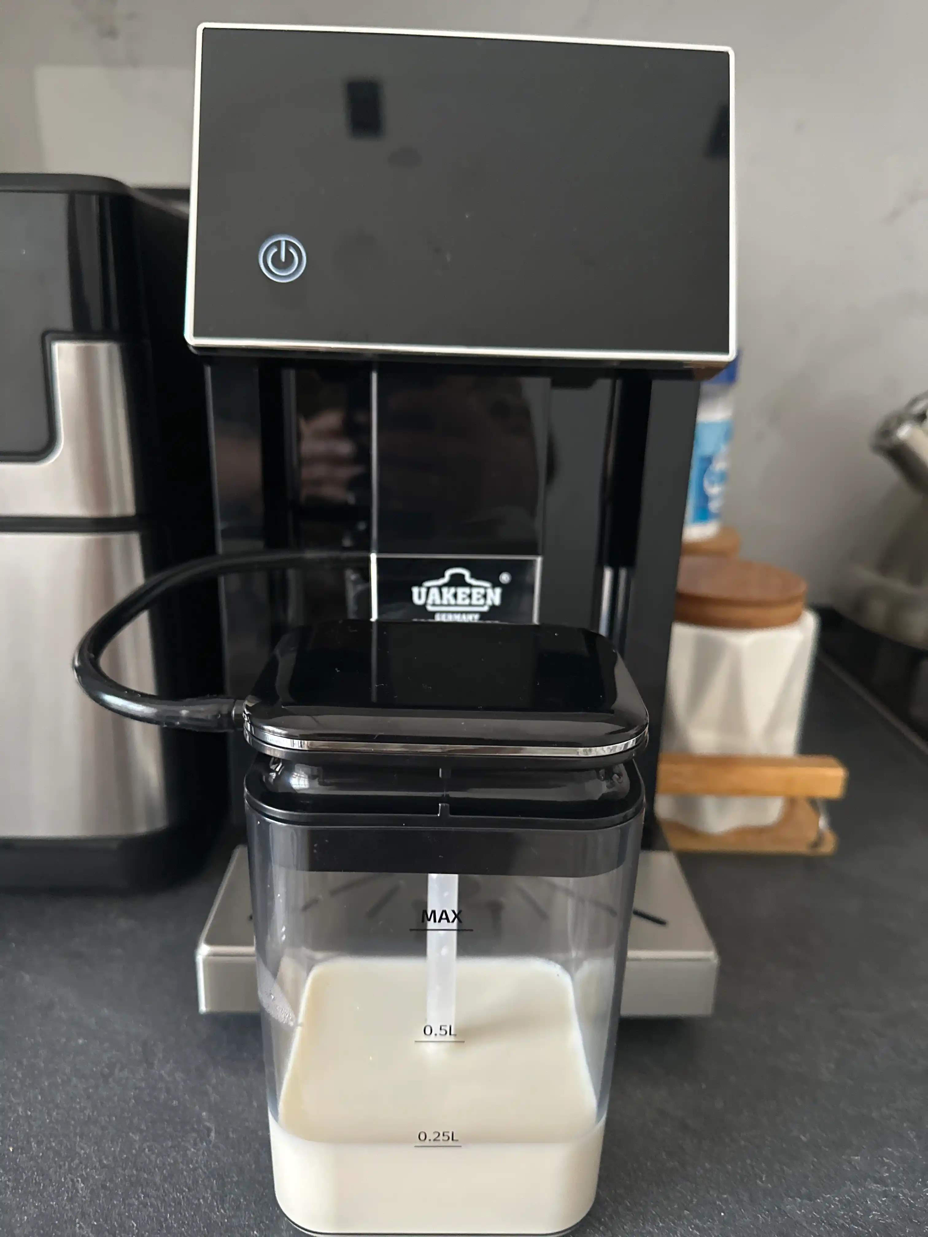 Kappuchino ishlab chiqaruvchisi bilan avtomatik donli qahva mashinasi Uakeen germany