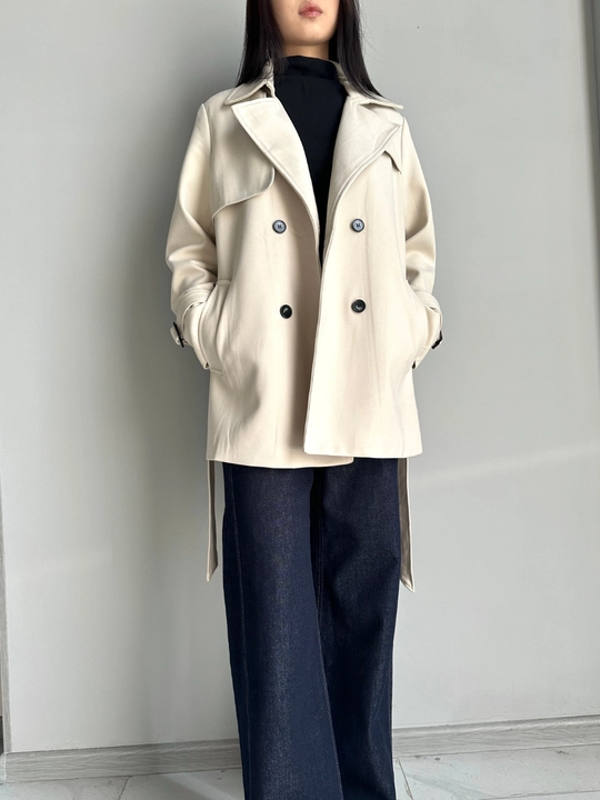 Ayollar uchun ikki qator tugmali palto