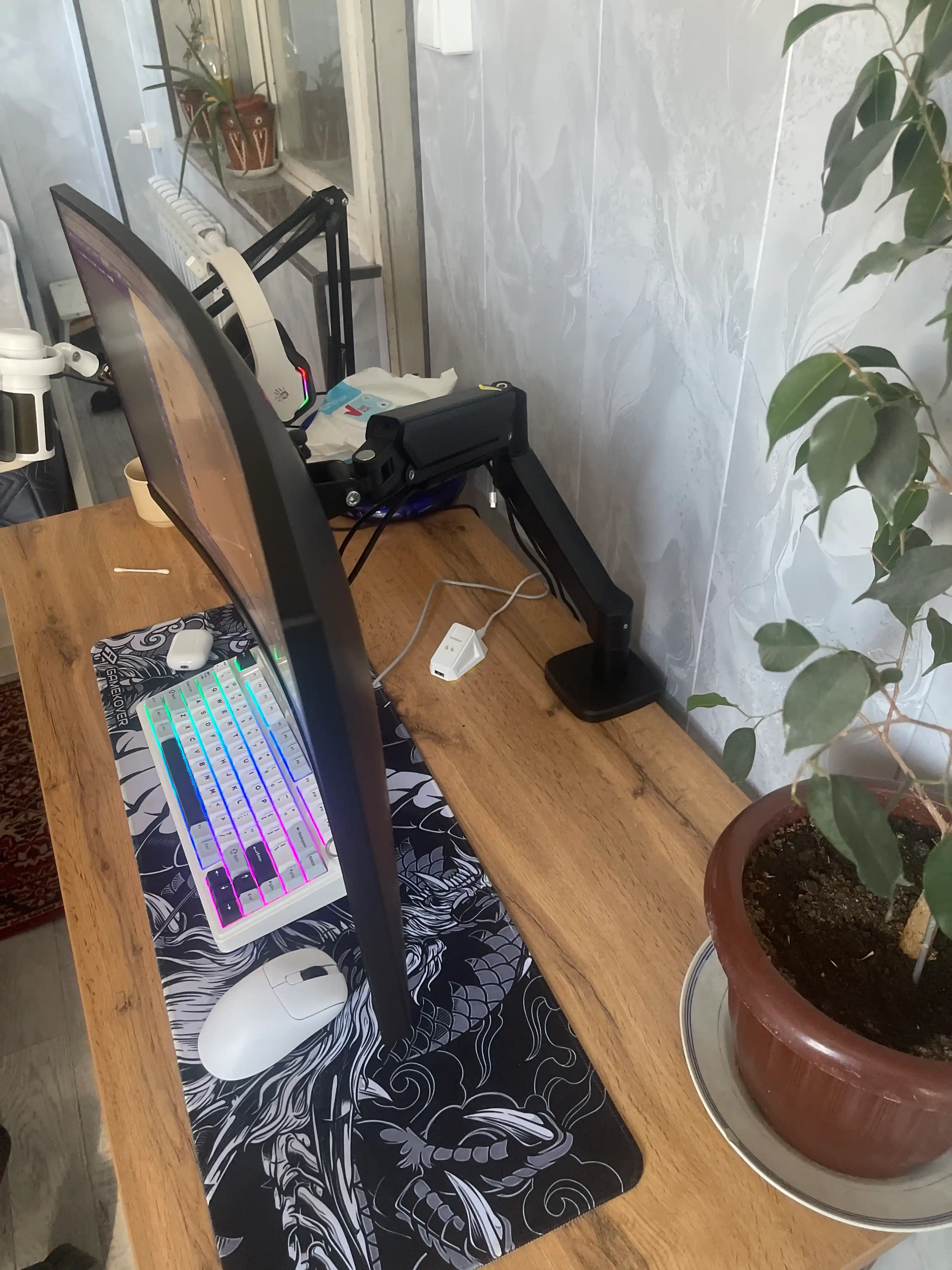 Monitor va televizor uchun aylanuvchi, stol usti kronshteyni