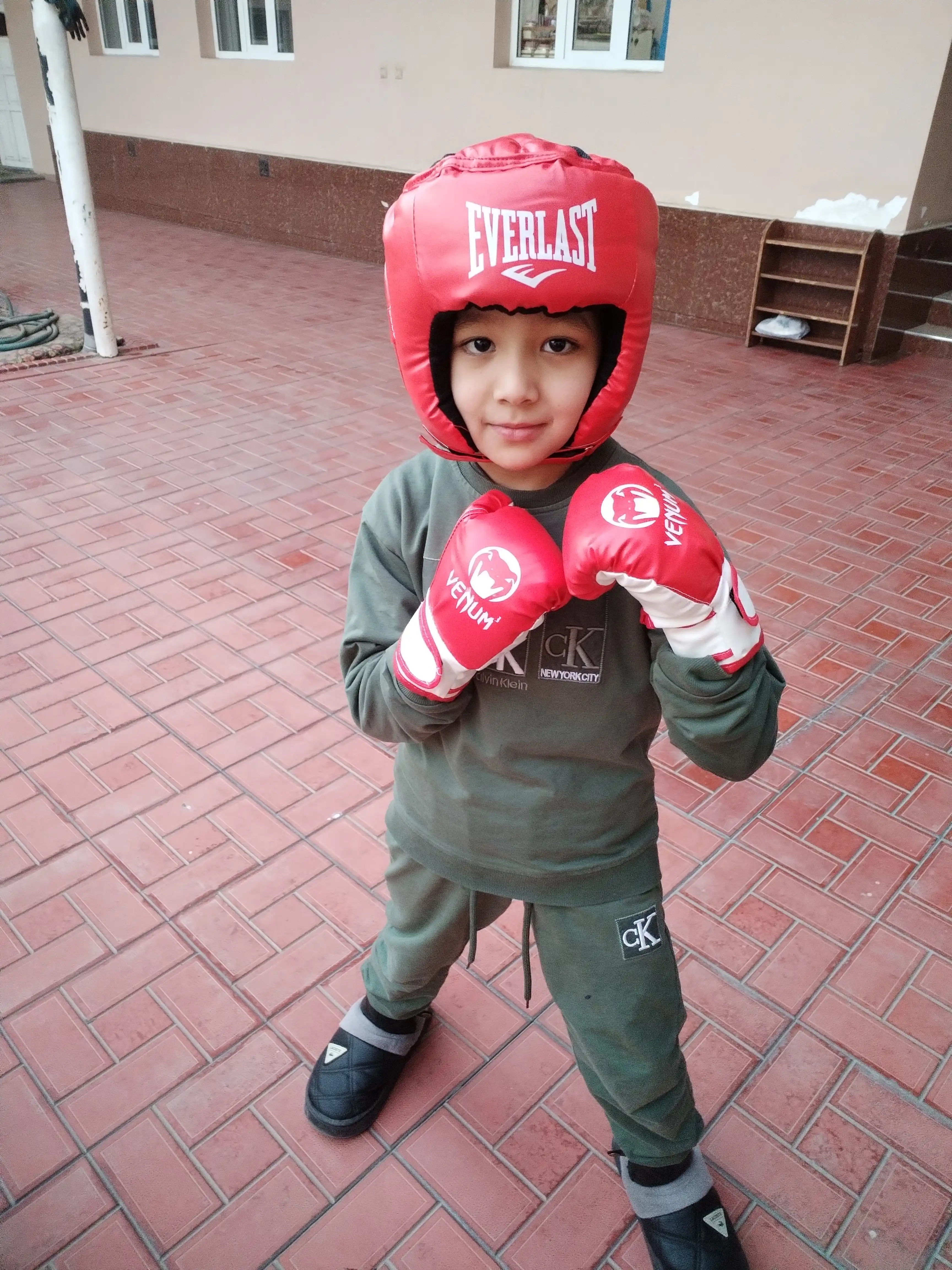 Boks va mma uchun himoya shlemi, ekipirovka
